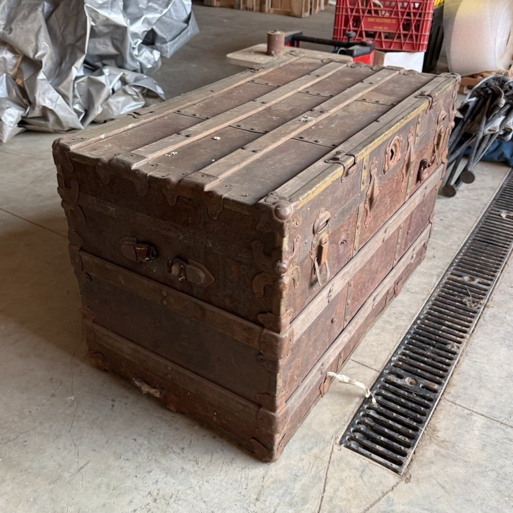 Vintage Wood & Metal Travel Storage Trunk Chest Hinged Lid Metal Straps Brown