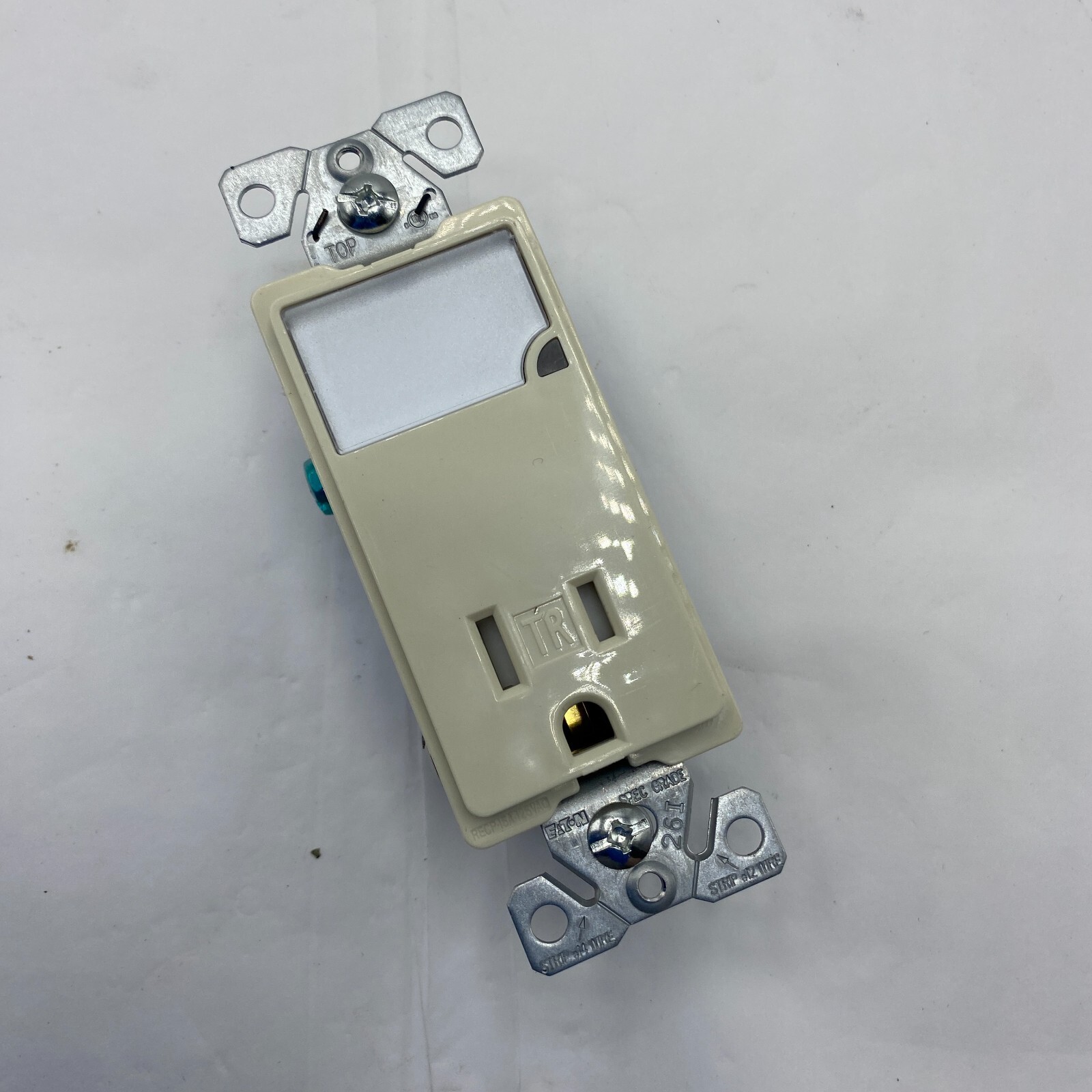 PACK OF 6 EATON TR7735LA LED NIGHTLIGHT & RECEPTACLE 15A 125V TAMPER RESISTANT🎯