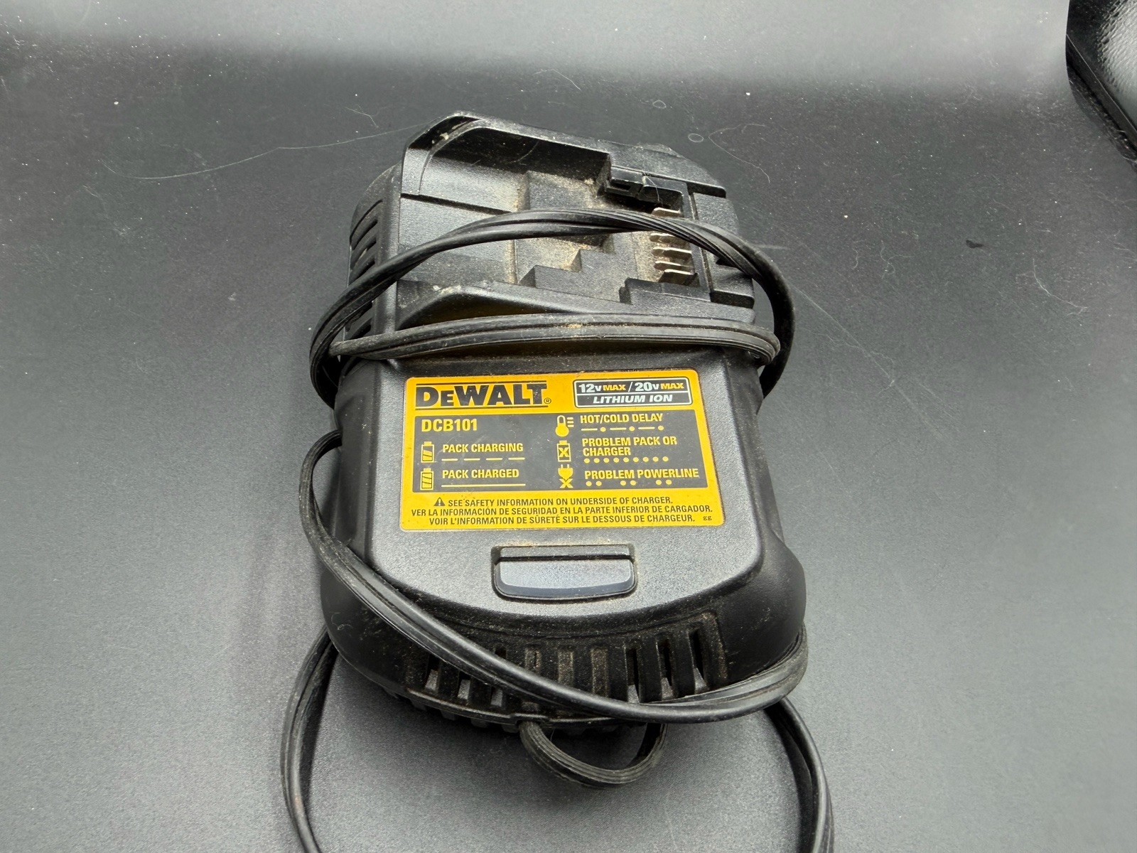 DeWalt DCB101 12V MAX/20V Battery Charger Only Used Tested