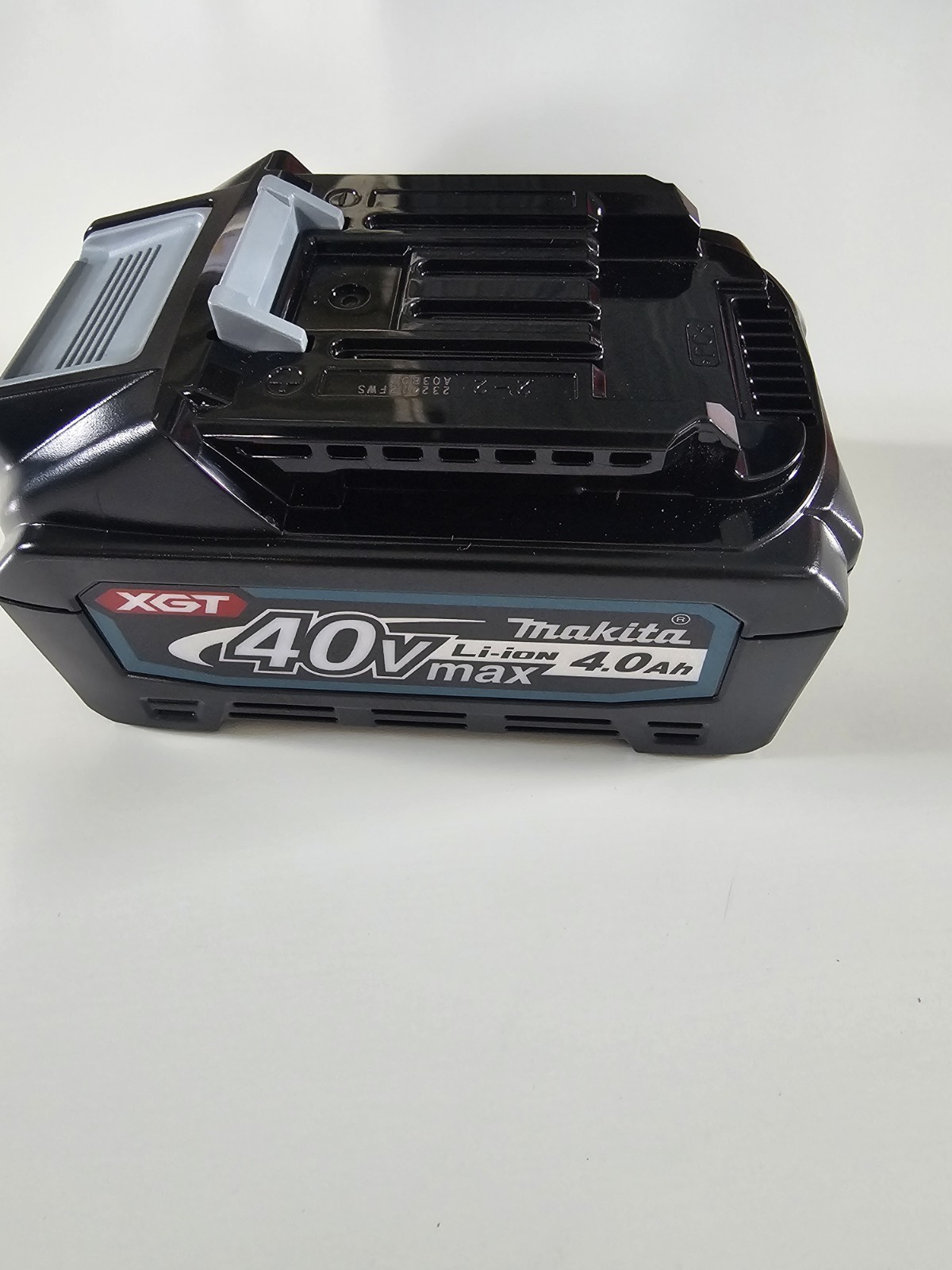 Makita BL4040 40V max XGT 4.0Ah Lithium-Ion Battery, Impact-Resistant Outer Case