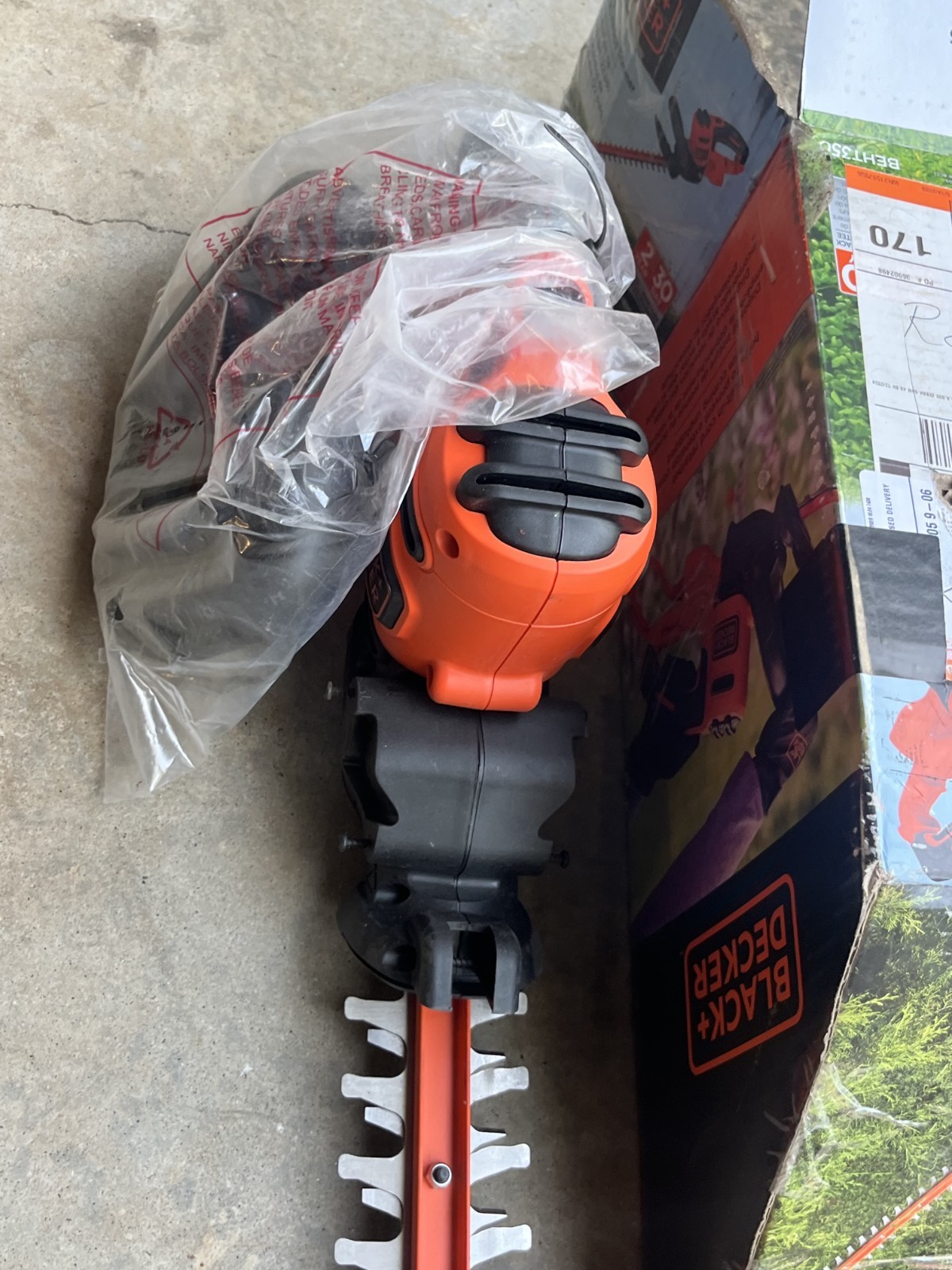 Black & Decker BEHT350 20″ Electric Hedge Trimmer 4-Amp Corded – OPEN BOX
