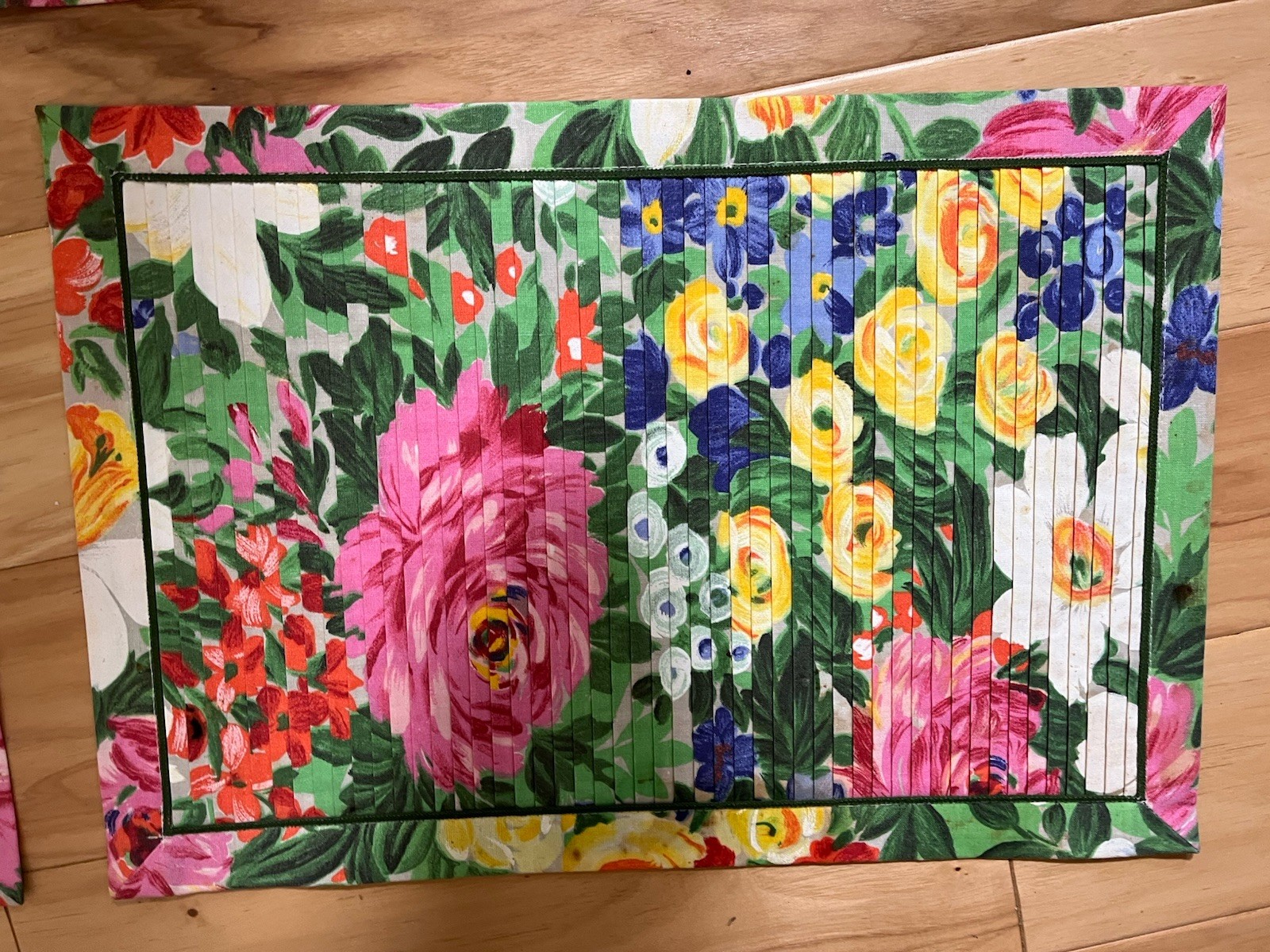 * AS IS see description UNBRANDED Set of 4 Placemats and Napkins Cottage Floral