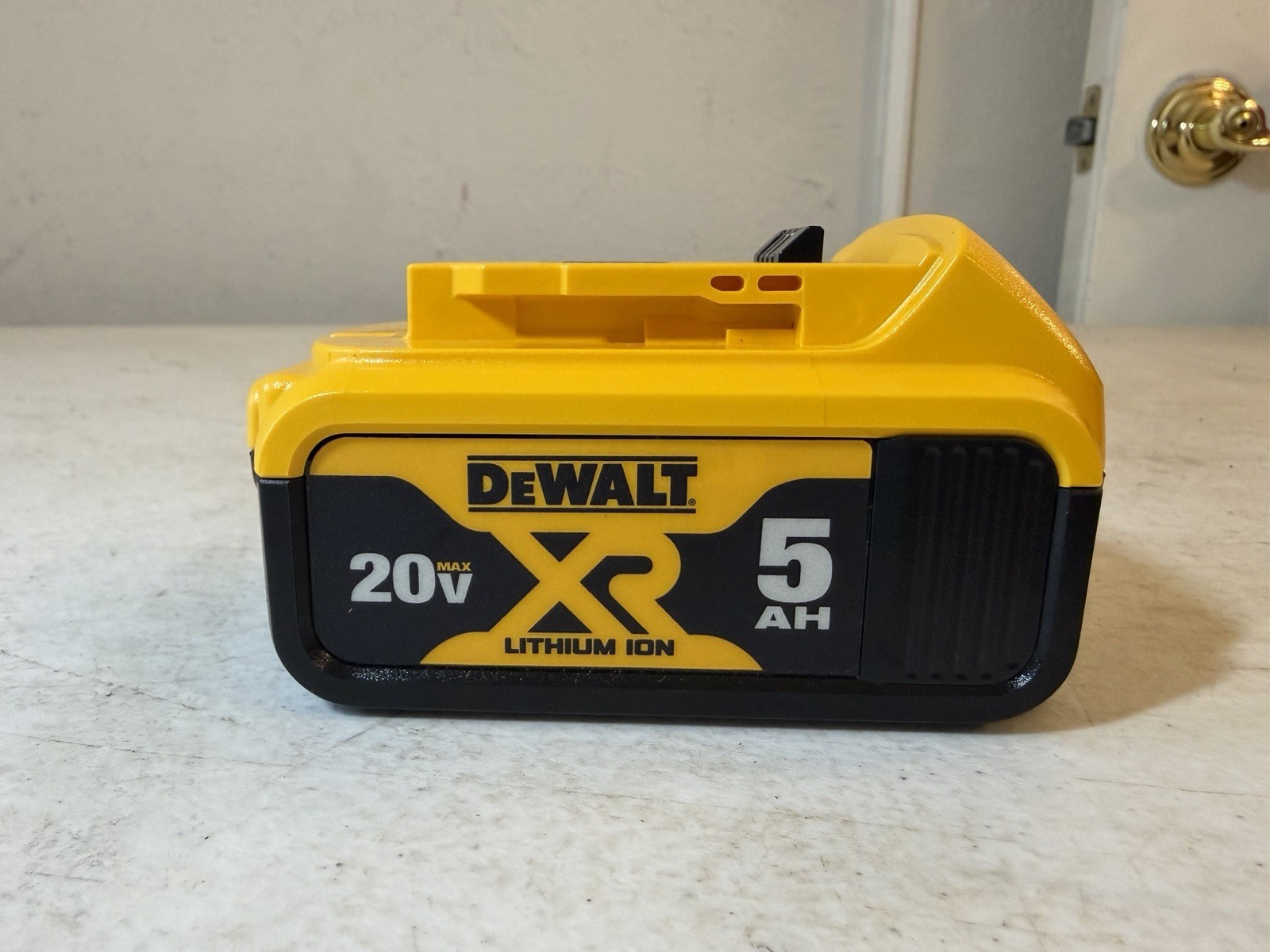 DEWALT 20V MAX XR 5 Ah Lithium Ion Battery Premium High Capacity (DCB205)