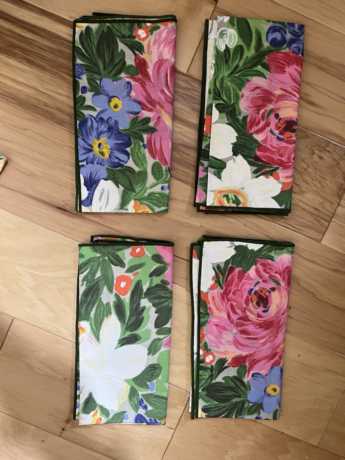 * AS IS see description UNBRANDED Set of 4 Placemats and Napkins Cottage Floral