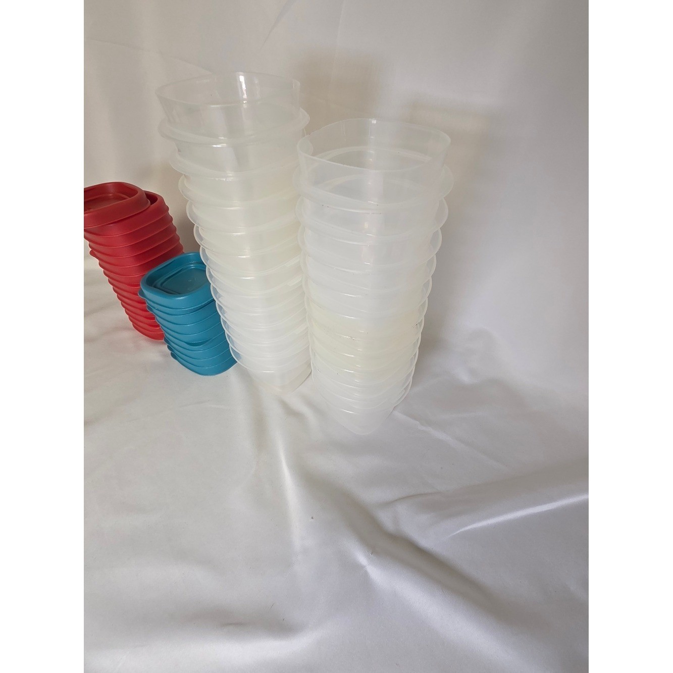 23 Rubbermaid Easy Find/Small Servin Saver 4 Ounce Food Containers -Lids