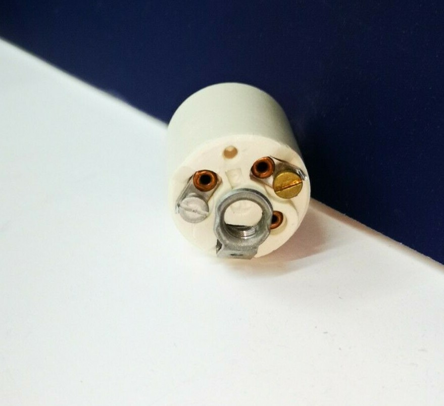 2-PK LEVITON White Medium Base PORCELAIN LAMPHOLDER 660W 250V NEW 3152-8