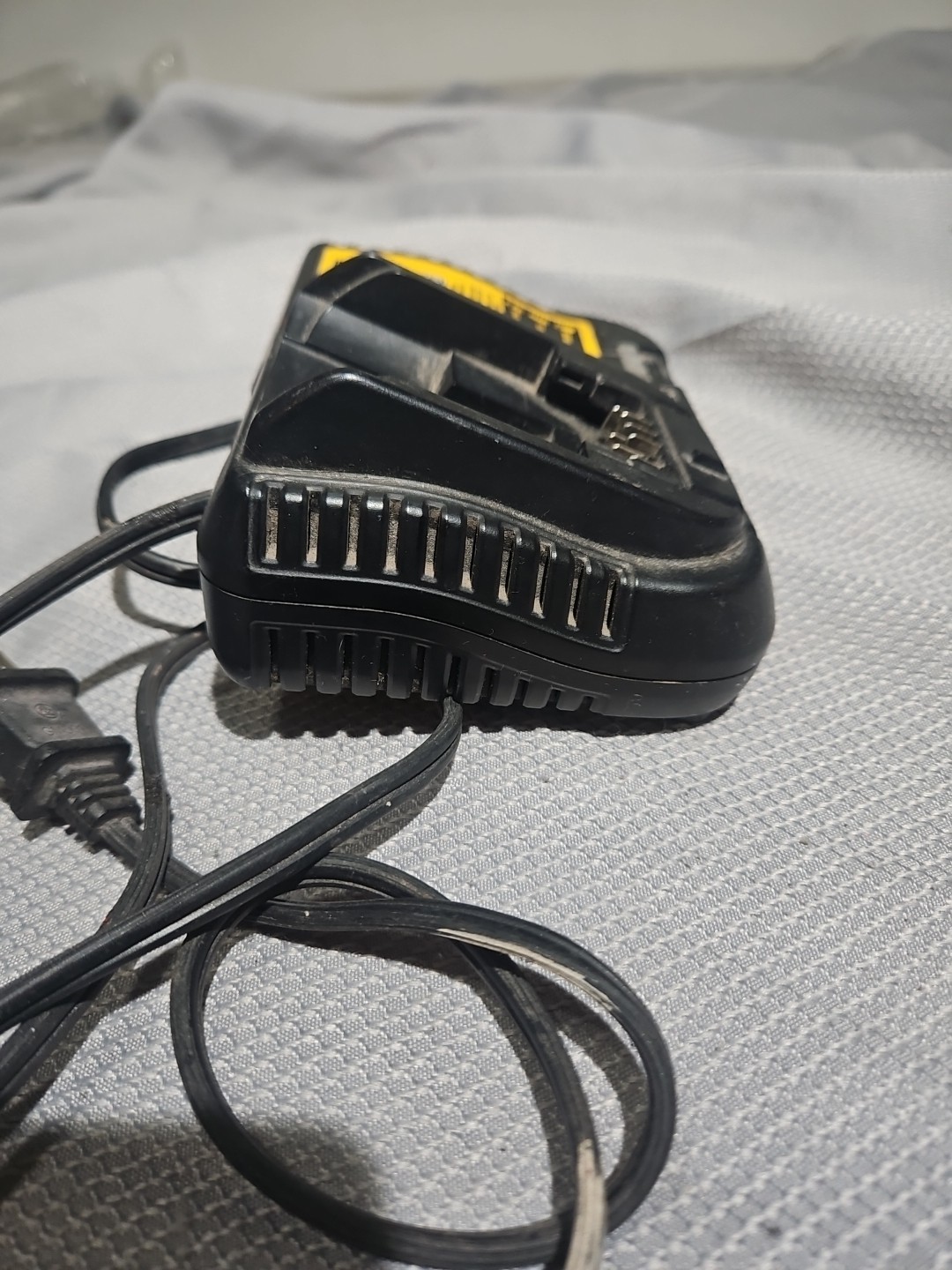 Battery Charger Dewalt DCB101 12V-20V Max Li-ion