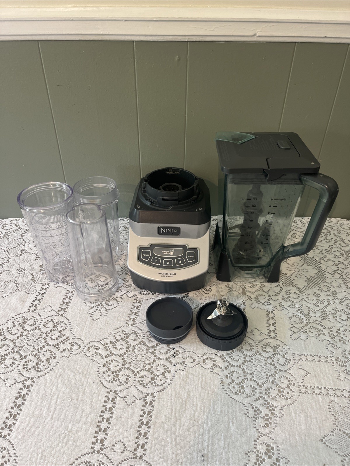 Ninja Professional 1100W Blender 72oz BL660 Never Used Bonus 3x Smoothie Cups!