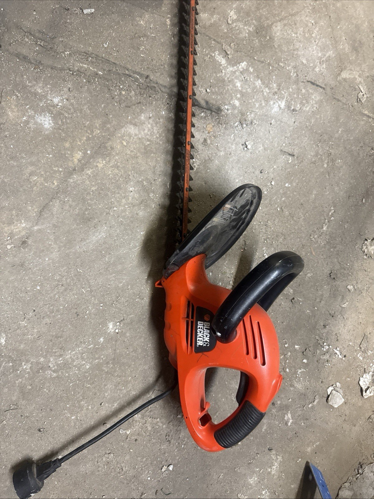 BLACK+DECKER BEHT350 22in Electric Hedge Trimmer