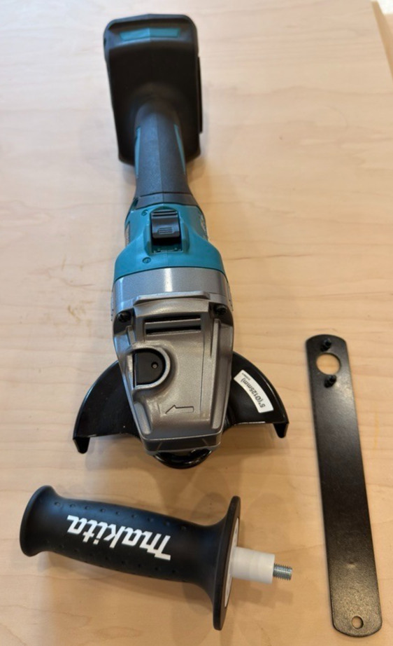 Makita GAG01Z 40V XGT Li-ion Brushless Cordless 4-1/2/5 in Angle Grinder NEW