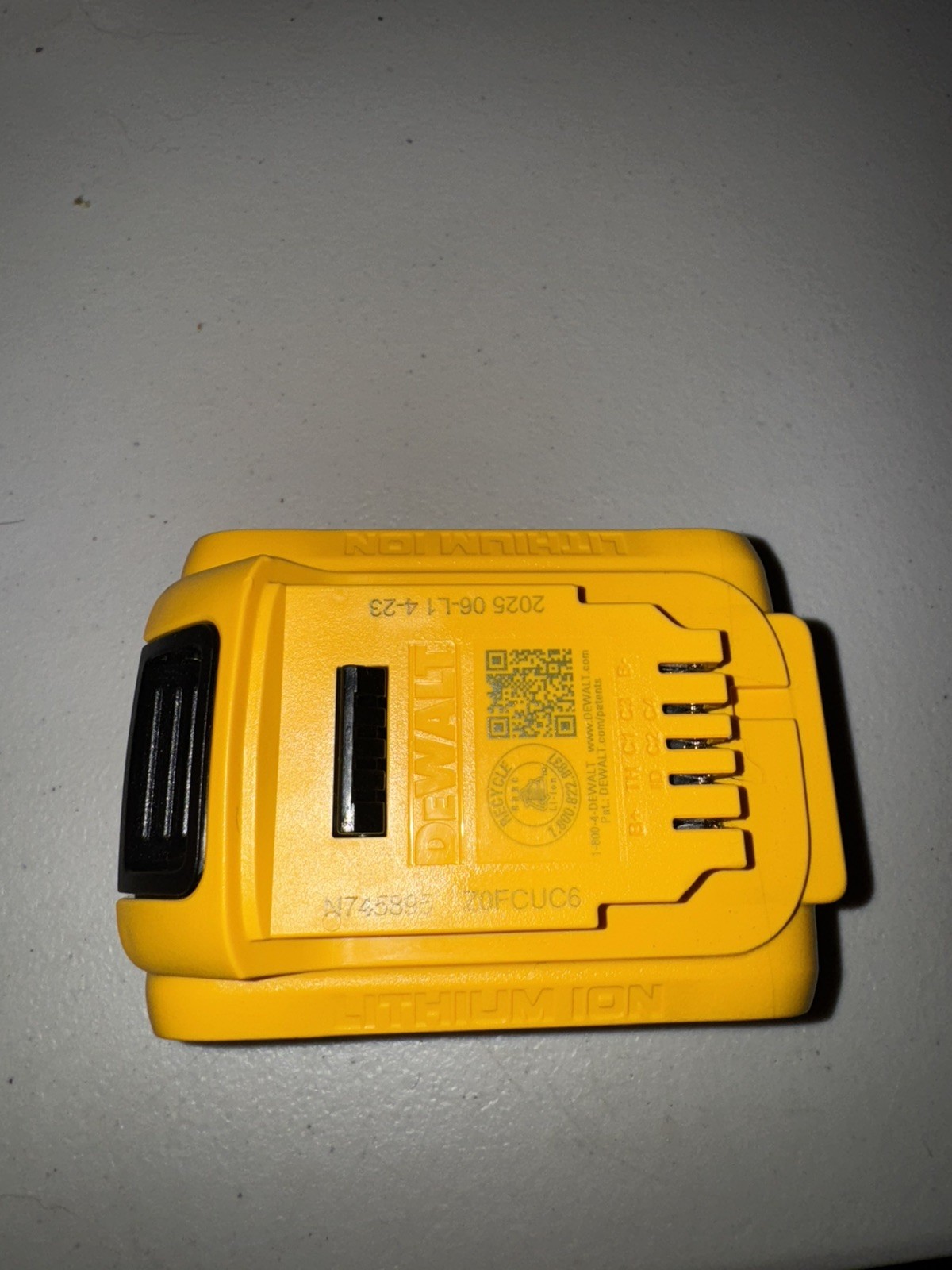 DEWALT DCB205 20v 5ah Max XR Lithium Ion Power Tool Battery