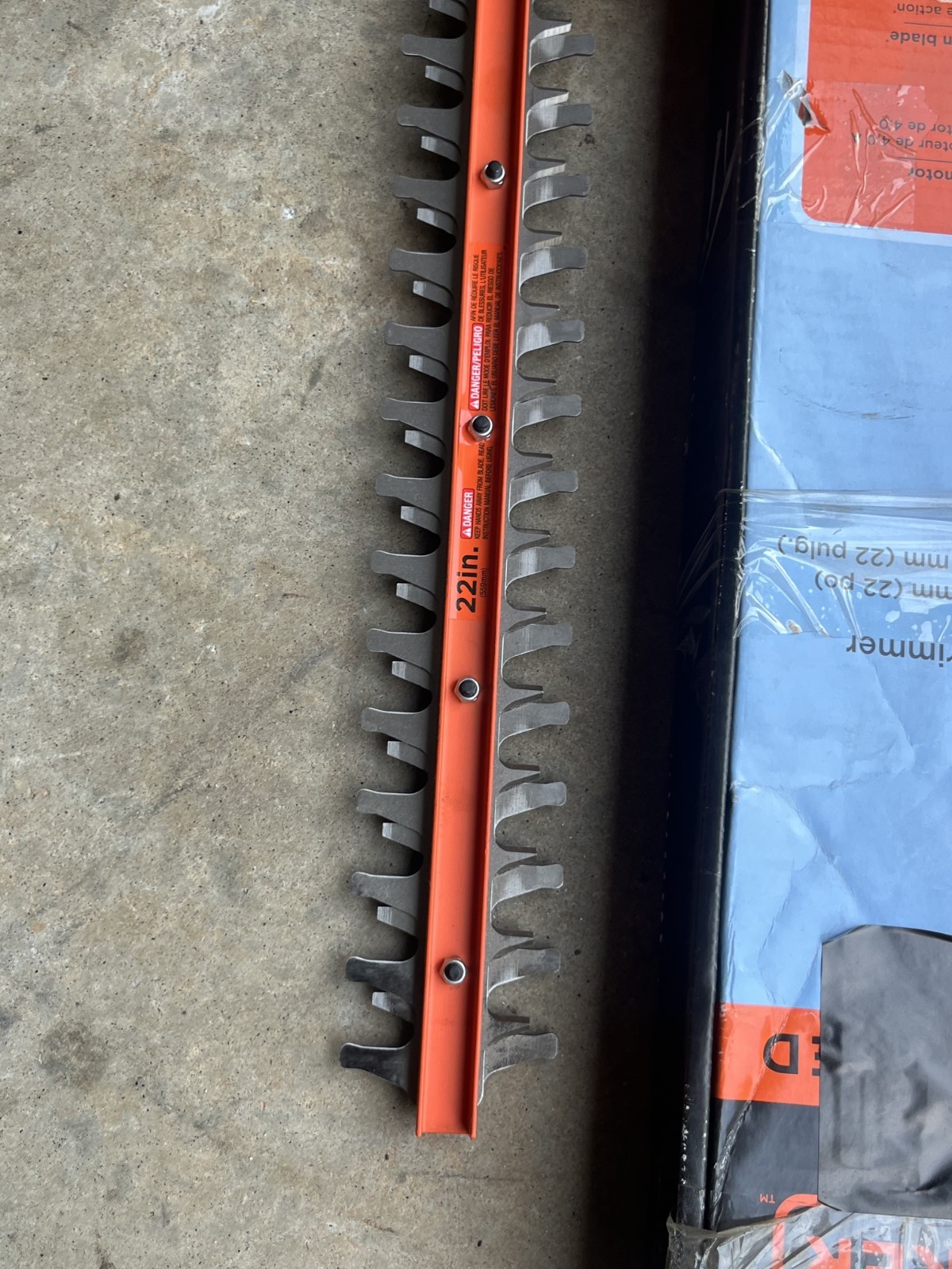 Black & Decker BEHT350 20″ Electric Hedge Trimmer 4-Amp Corded – OPEN BOX