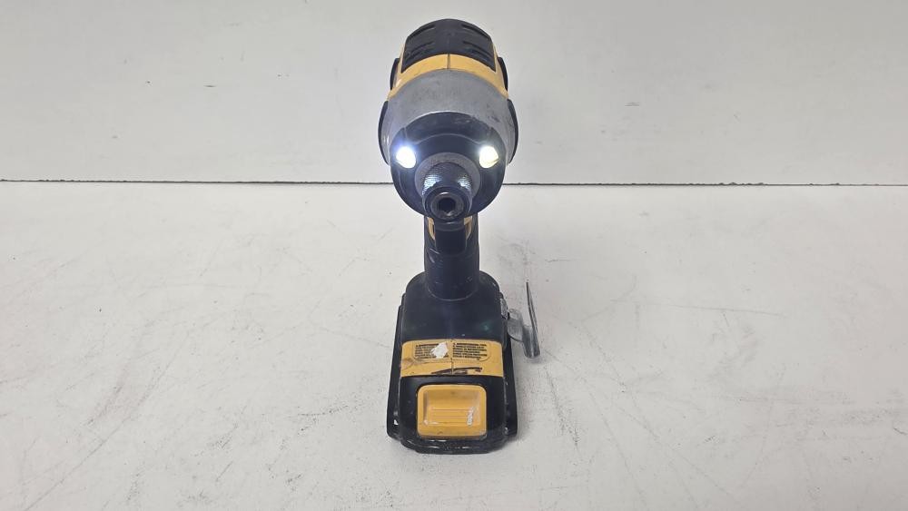 DEWALT DCF885 (P08032011)