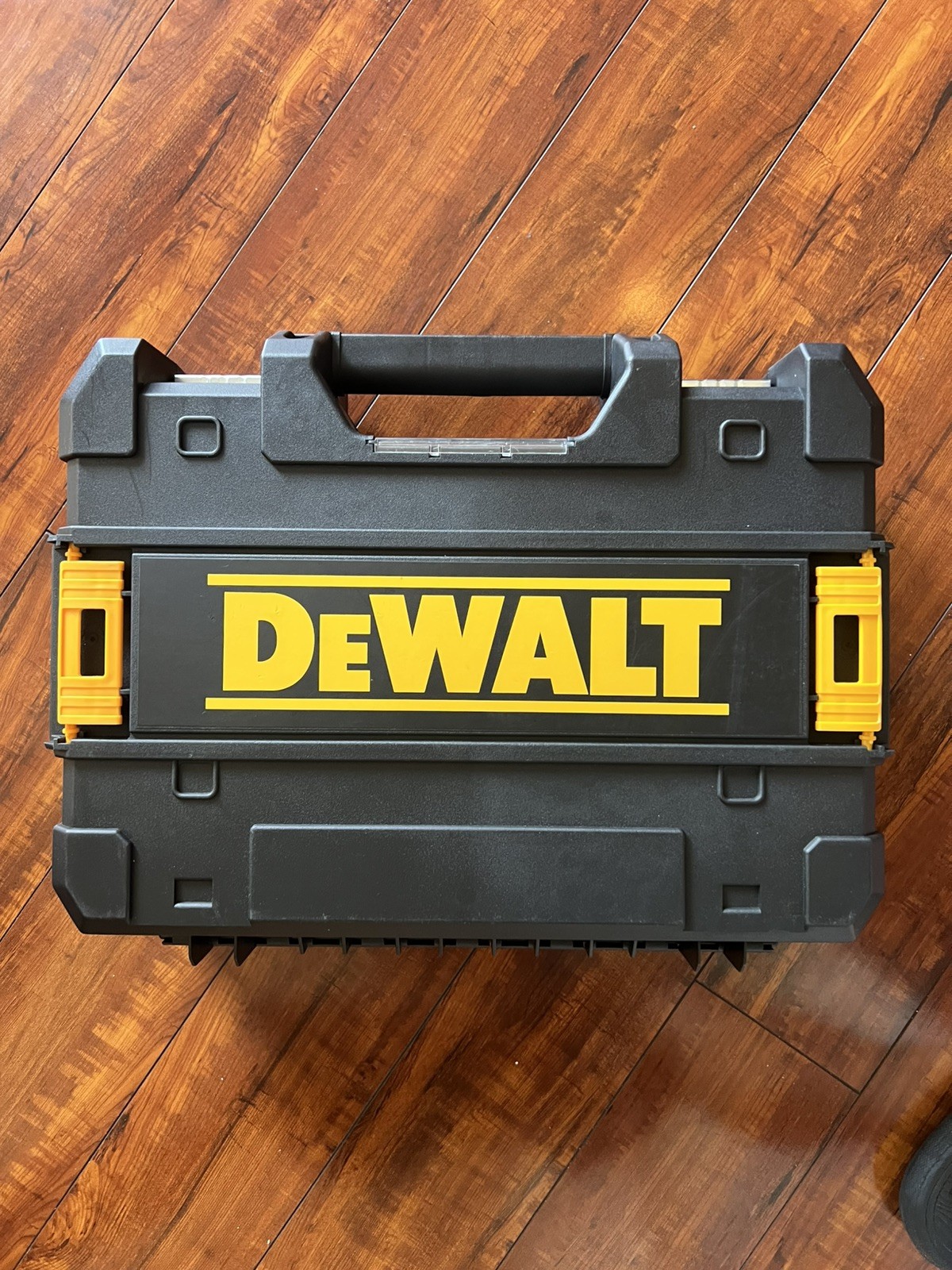 DEWALT Self Leveling Green Beam Laser 16 Lines in 3×360° for Ultimate Precision