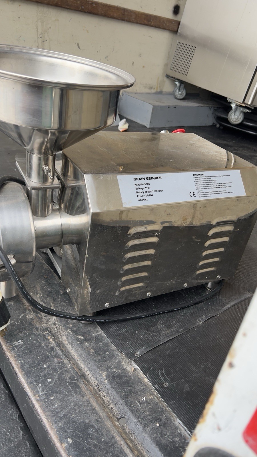 VEVOR 3000W 110V Stainless Steel Grain Mill Grinder w/ Hopper Model 3000