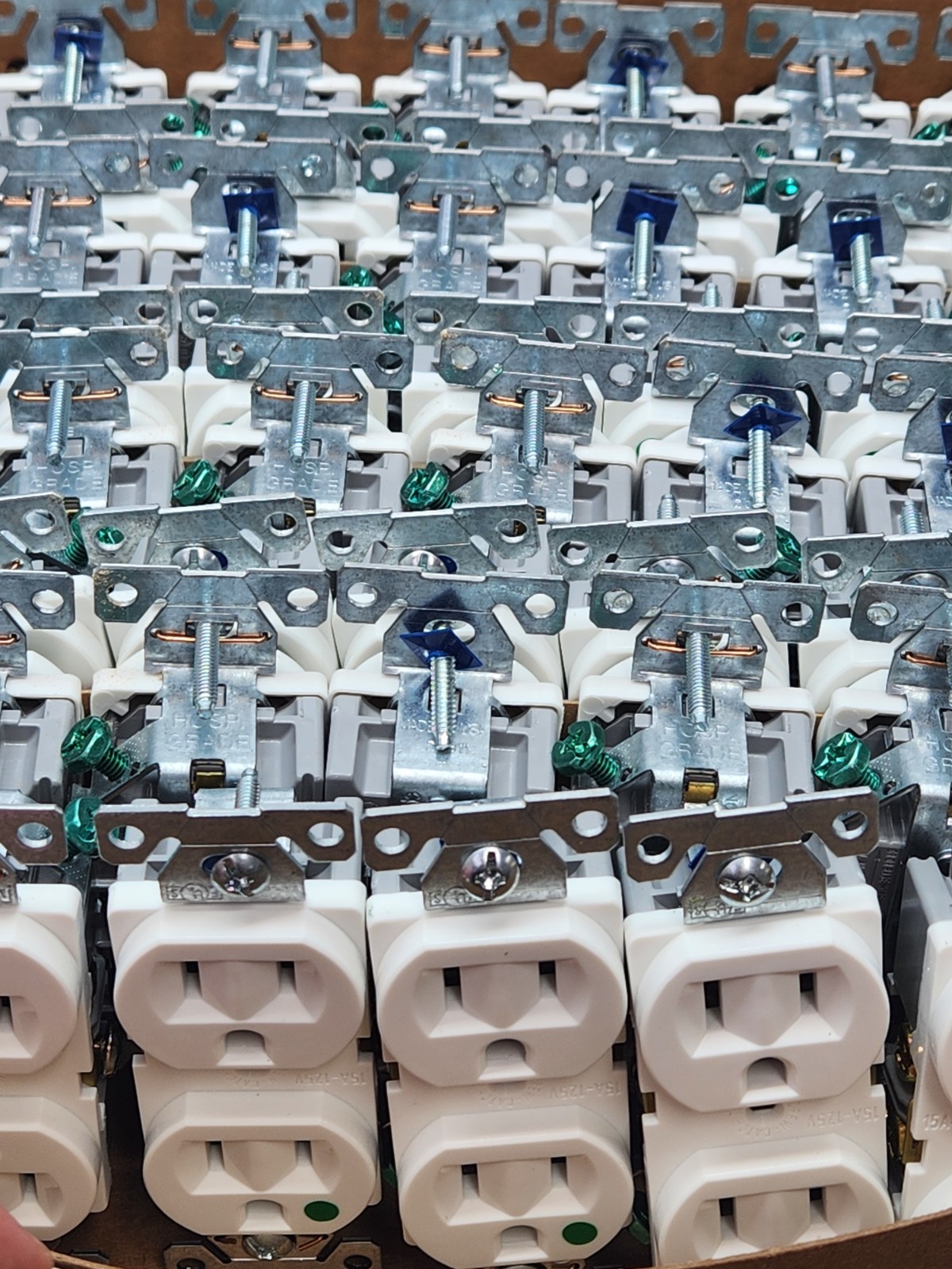 10 Pack – Eaton WD 8200W White Duplex Outlet NEMA 5-15R 15A 125V Hospital Grade