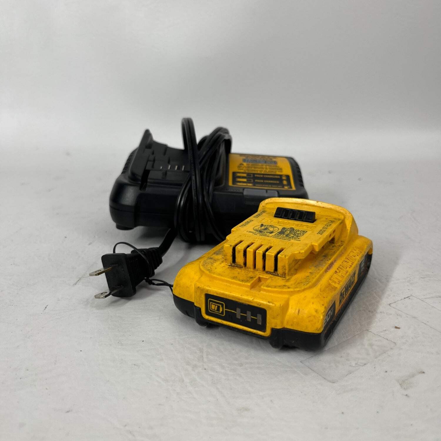 DeWalt DCB112 12v/20v MAX Li-Ion Charger w/ Battery