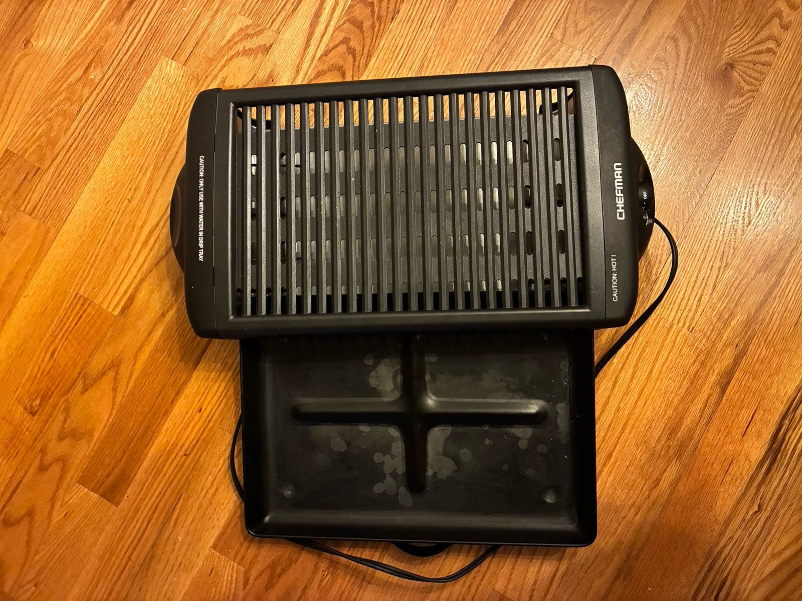 Chefman Smokeless Indoor Electric Grill Pyramid Shaped Grates Drip Tray KYS-868A