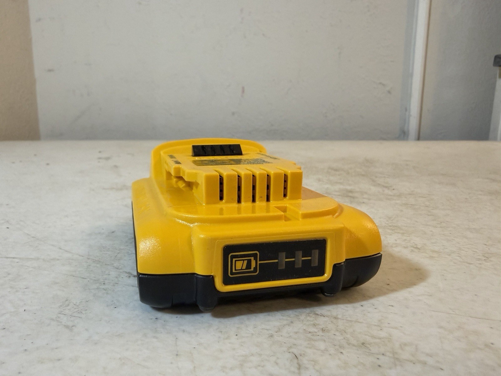 DEWALT 20V Max Battery 2.0Ah Lithium Ion Li-Ion 20 Volt DCB203