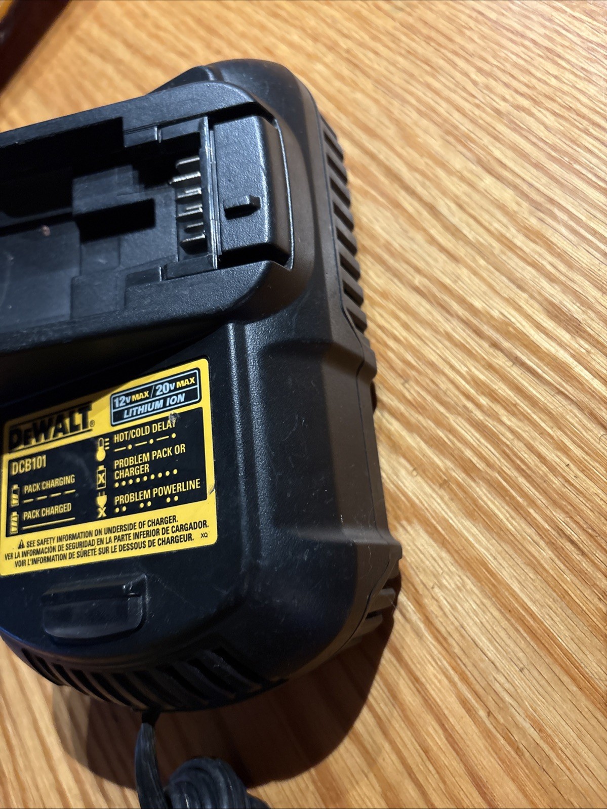 DEWALT DCB101 12V – 20V MAX Lithium ion Battery / Charger
