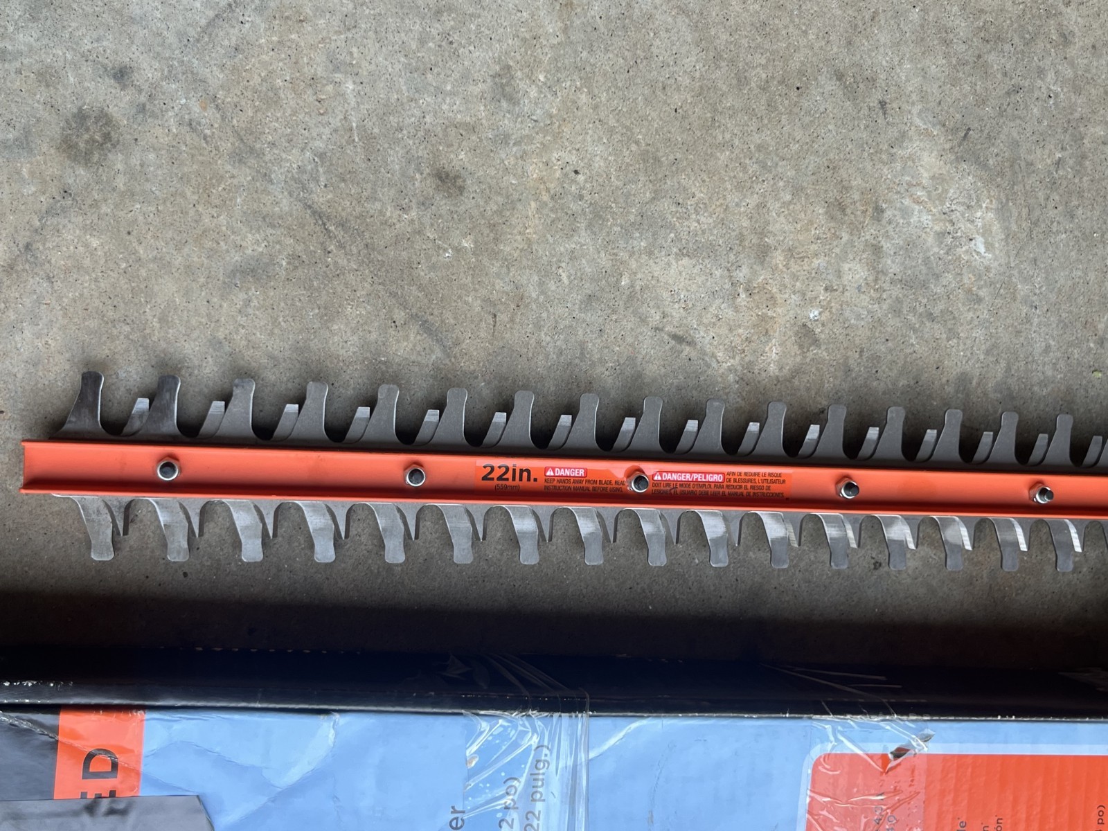 Black & Decker BEHT350 20″ Electric Hedge Trimmer 4-Amp Corded – OPEN BOX
