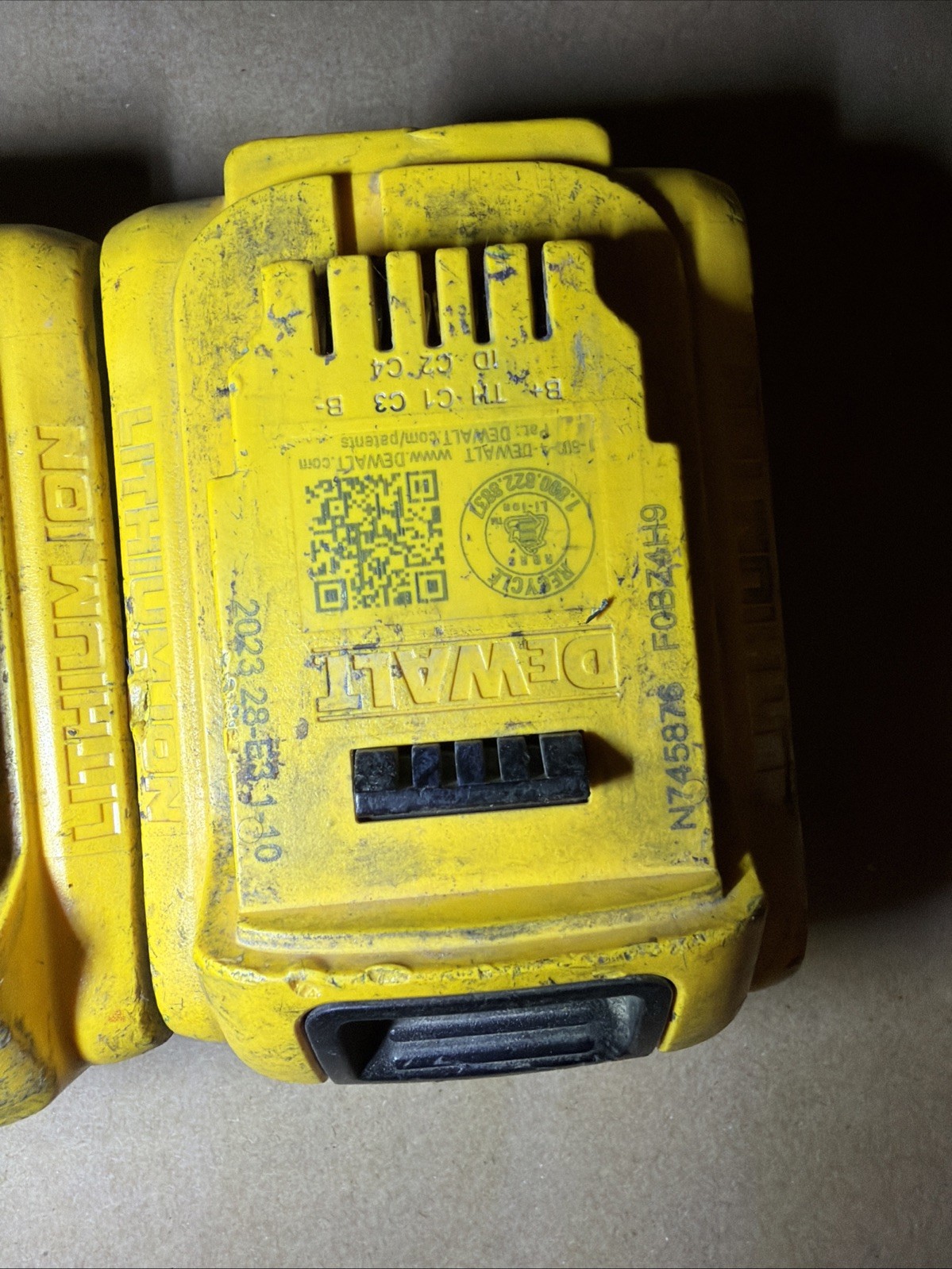 2025 2024 2023 DEWALT DCB205 20v 5ah Max XR Lithium Ion Power Tool Battery