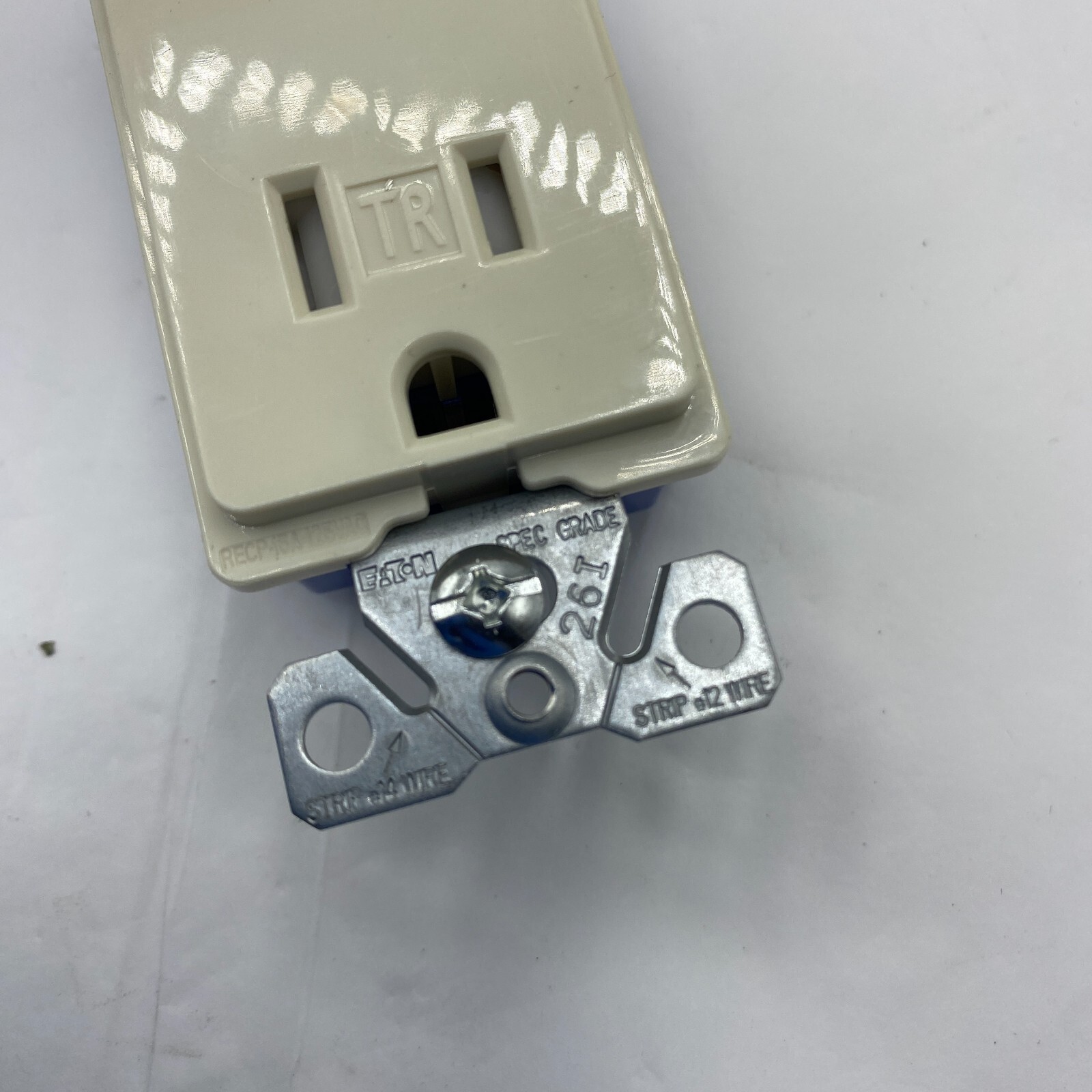PACK OF 6 EATON TR7735LA LED NIGHTLIGHT & RECEPTACLE 15A 125V TAMPER RESISTANT🎯