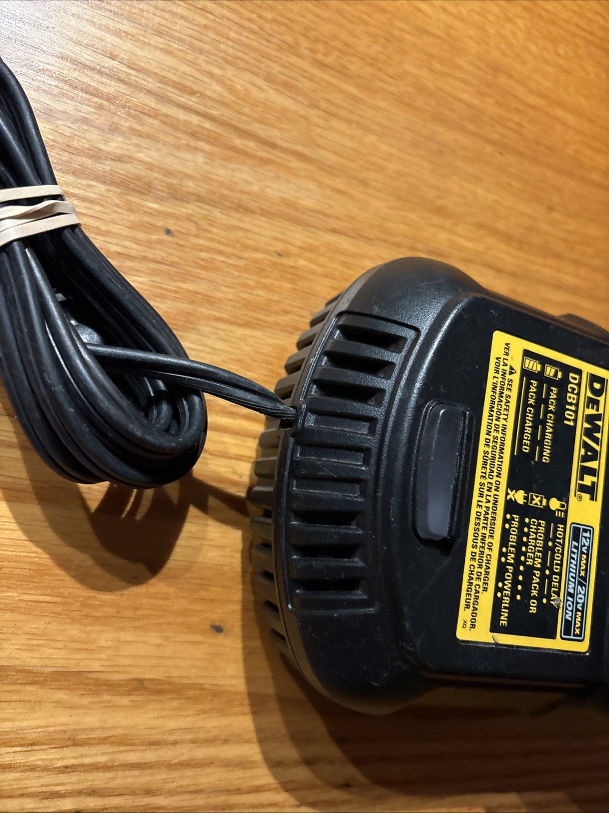 DEWALT DCB101 12V – 20V MAX Lithium ion Battery / Charger
