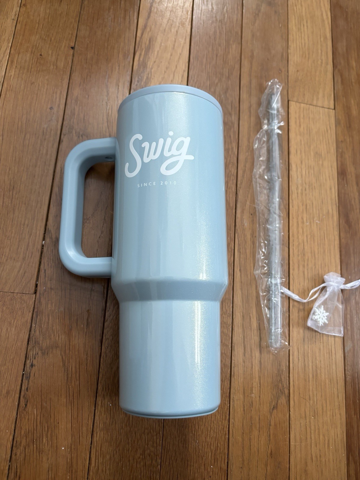 New Box SWIG Soda 44oz Tumbler 2025 Straw Cup Snowflake Glacier Icy Blue Winter
