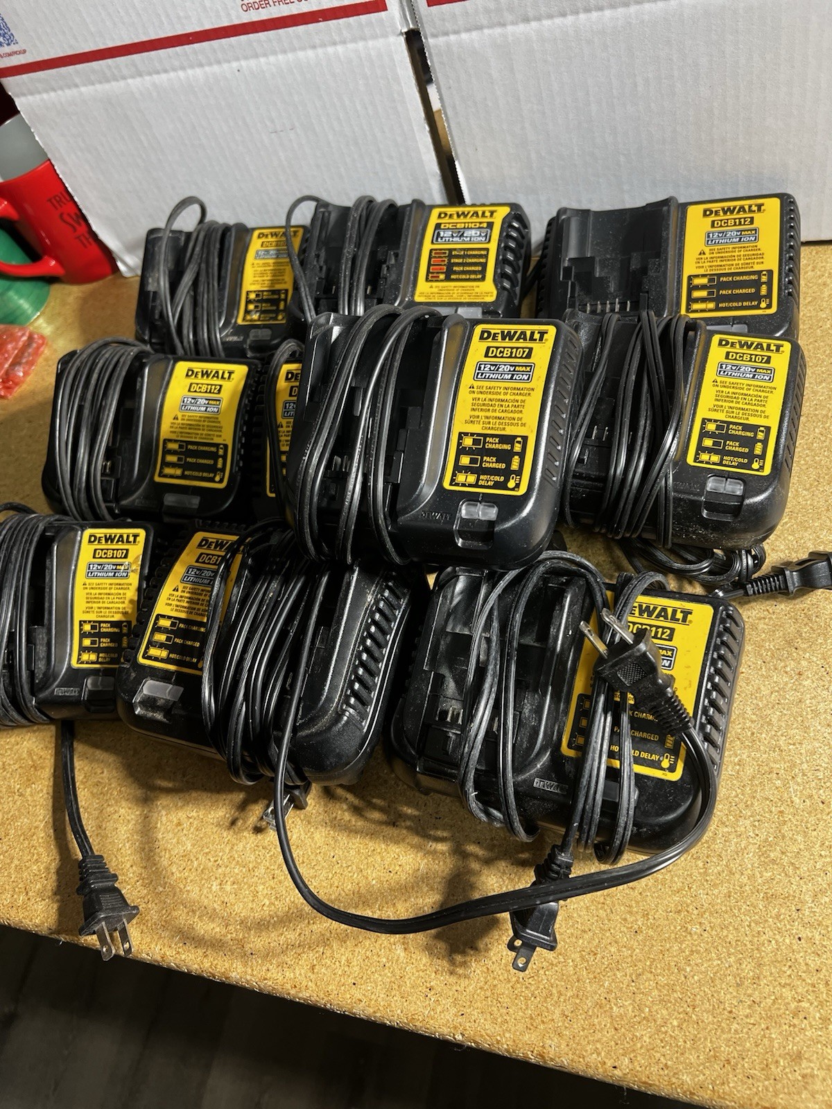 DEWALT 10 Battery Charger – Black