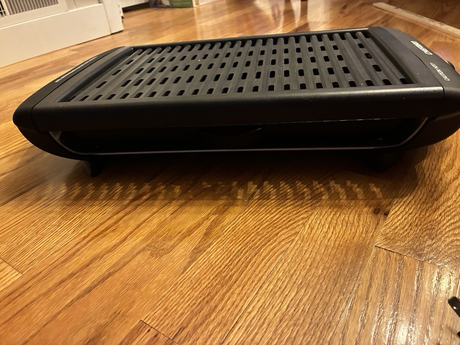 Chefman Smokeless Indoor Electric Grill Pyramid Shaped Grates Drip Tray KYS-868A