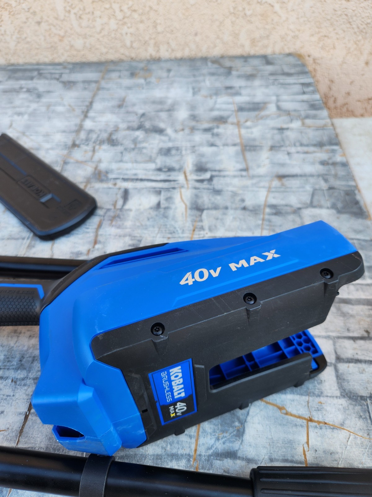Kobalt 40V Max Brushless 10″ Pole Saw With Charger No Battery Light Used