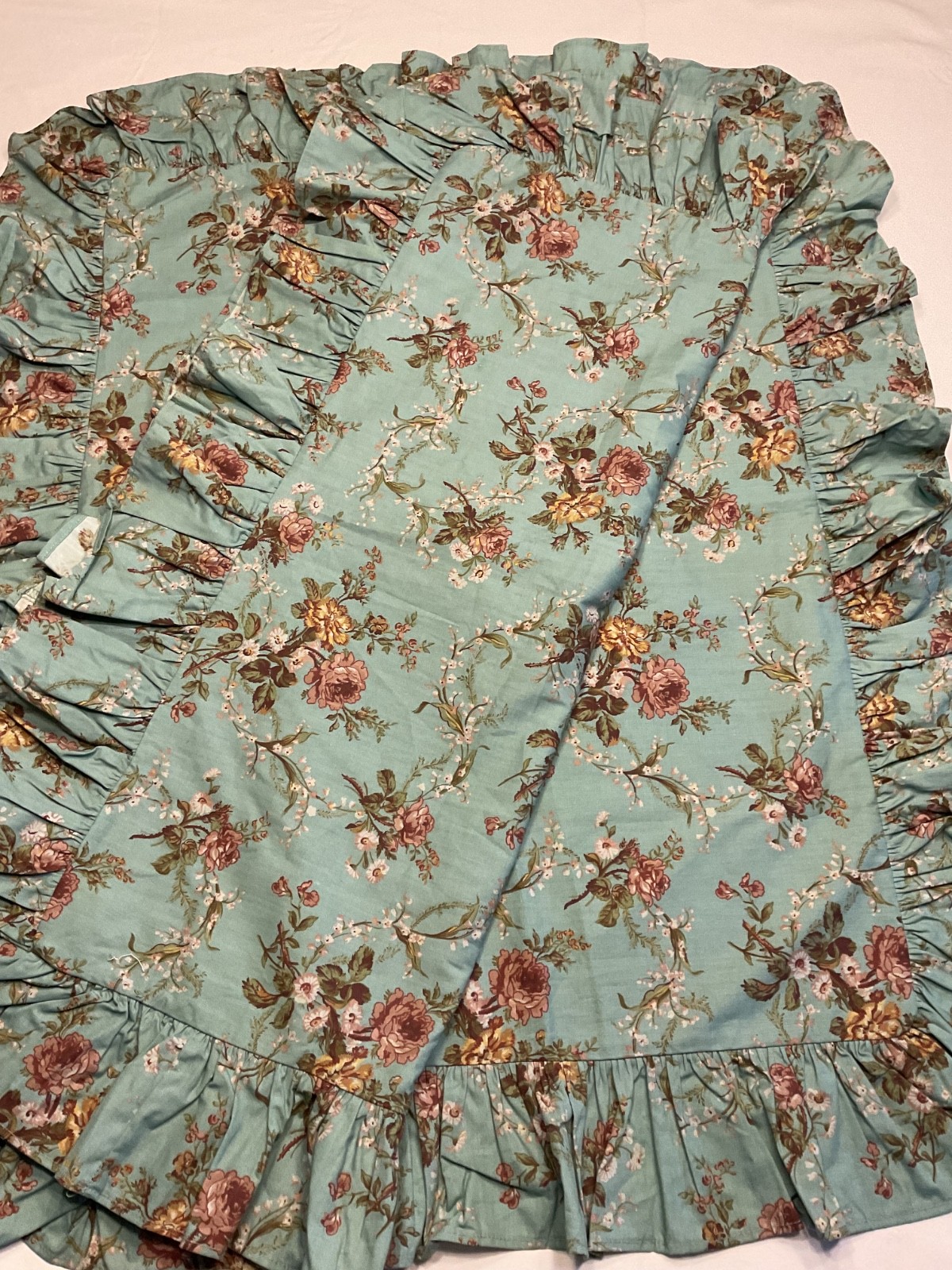 New Ralph Lauren 2pc Standard Ruffled Shams/Ruffled Throw Pillow Unknown Pattern