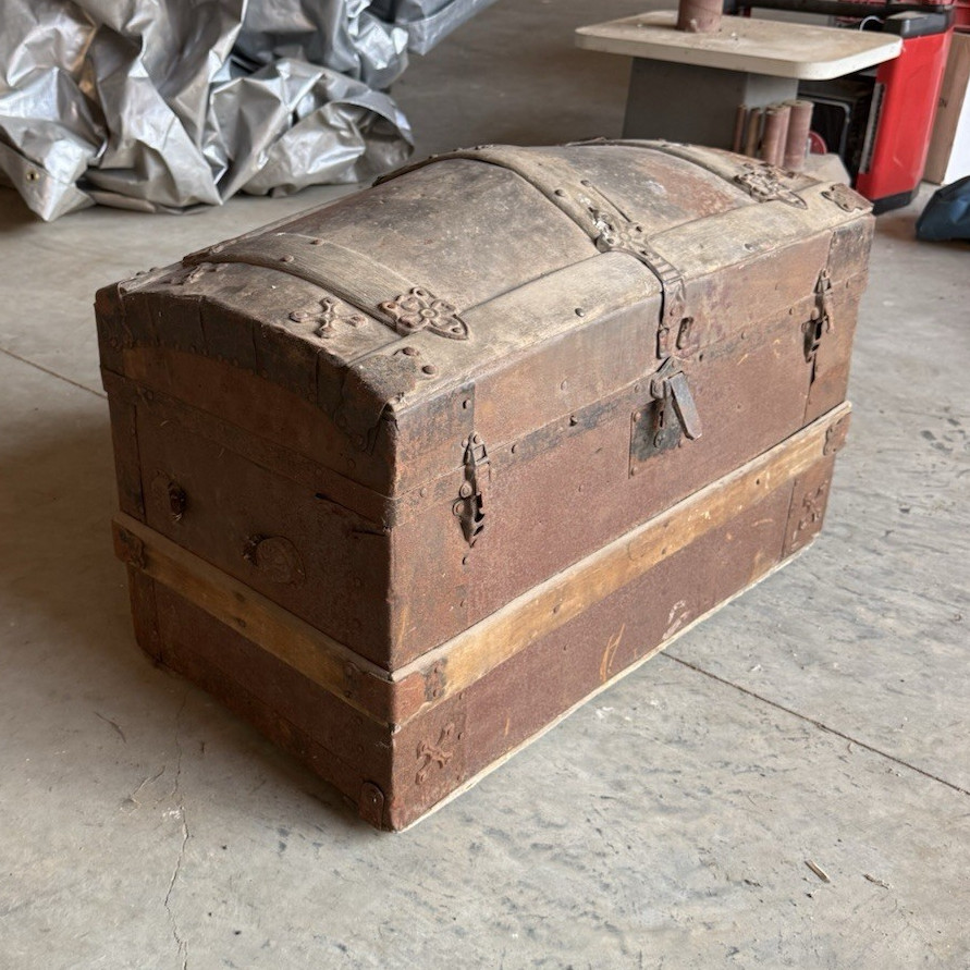 Vintage Wood & Metal Barrel-Top Trunk Chest Hinged Lid Hardware Brown 35x20x17