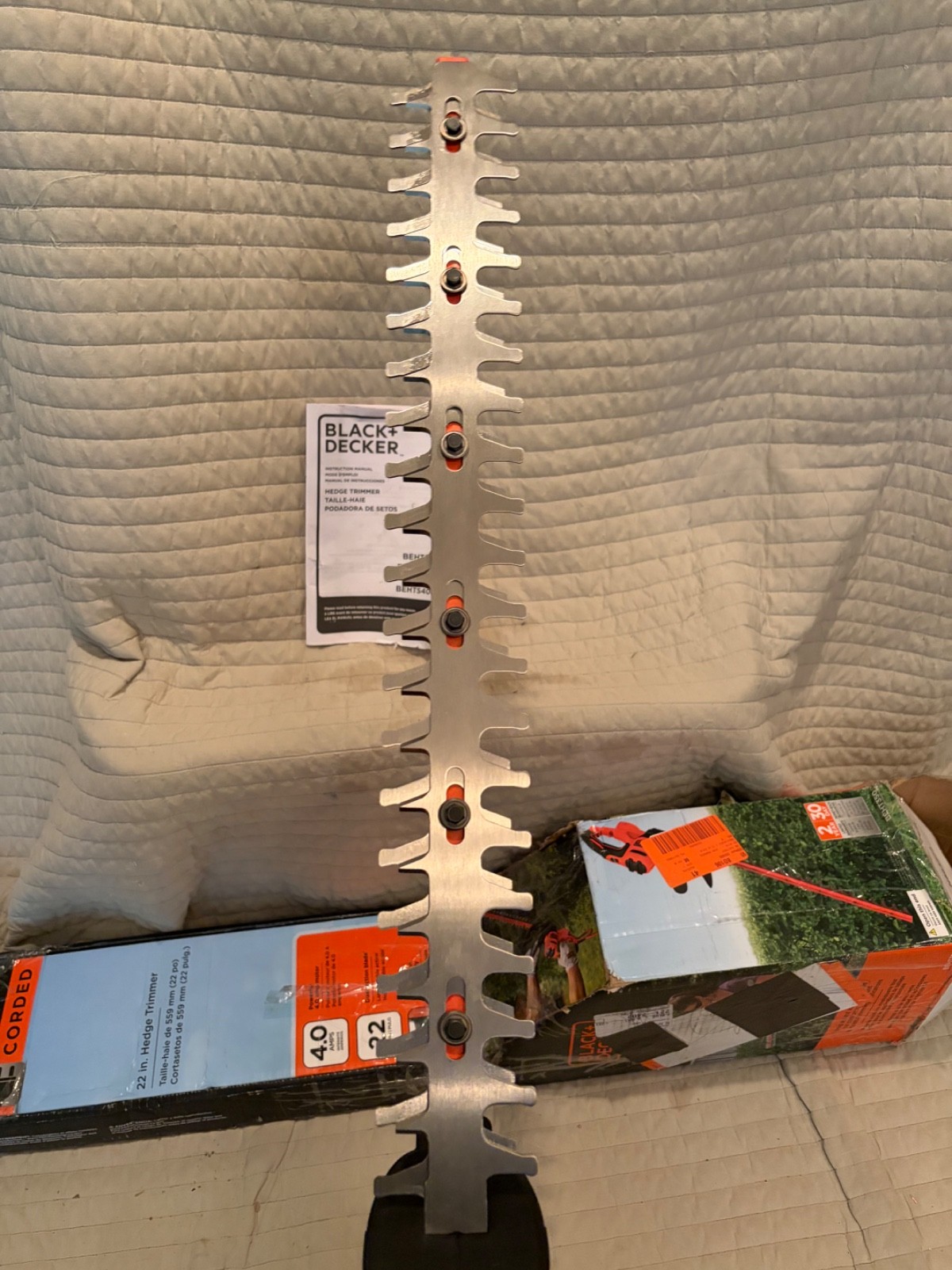 Black & Decker BEHT350 20″ Electric Hedge Trimmer 4-Amp Corded – OPEN BOX