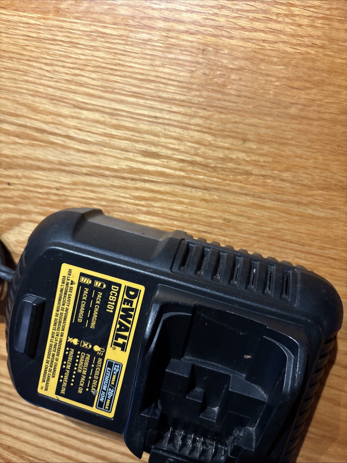 DEWALT DCB101 12V – 20V MAX Lithium ion Battery / Charger