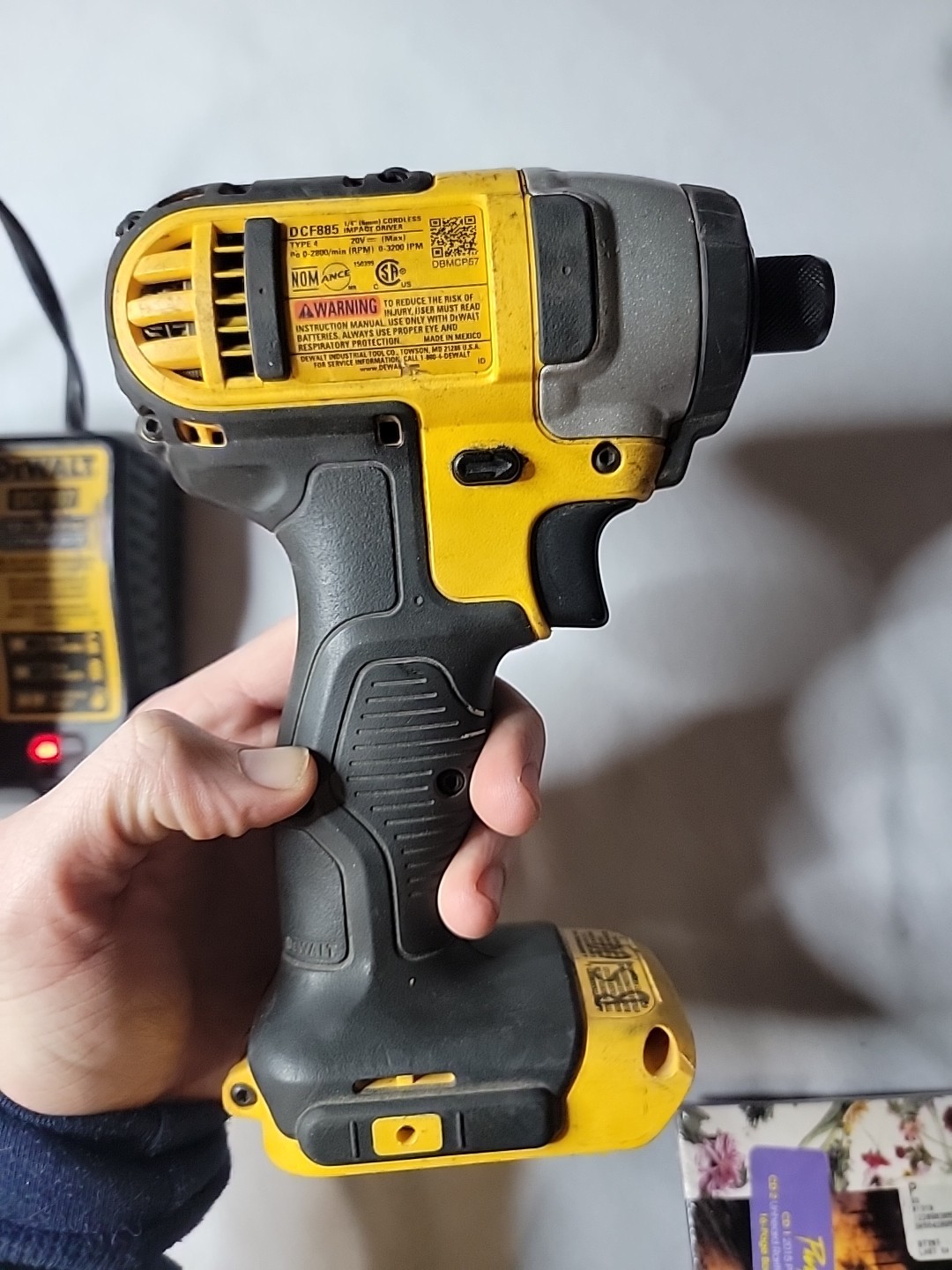 Dewalt DCF885 20V Cordless 1/4″ Impact Driver 20 Volt With Battery And Charger