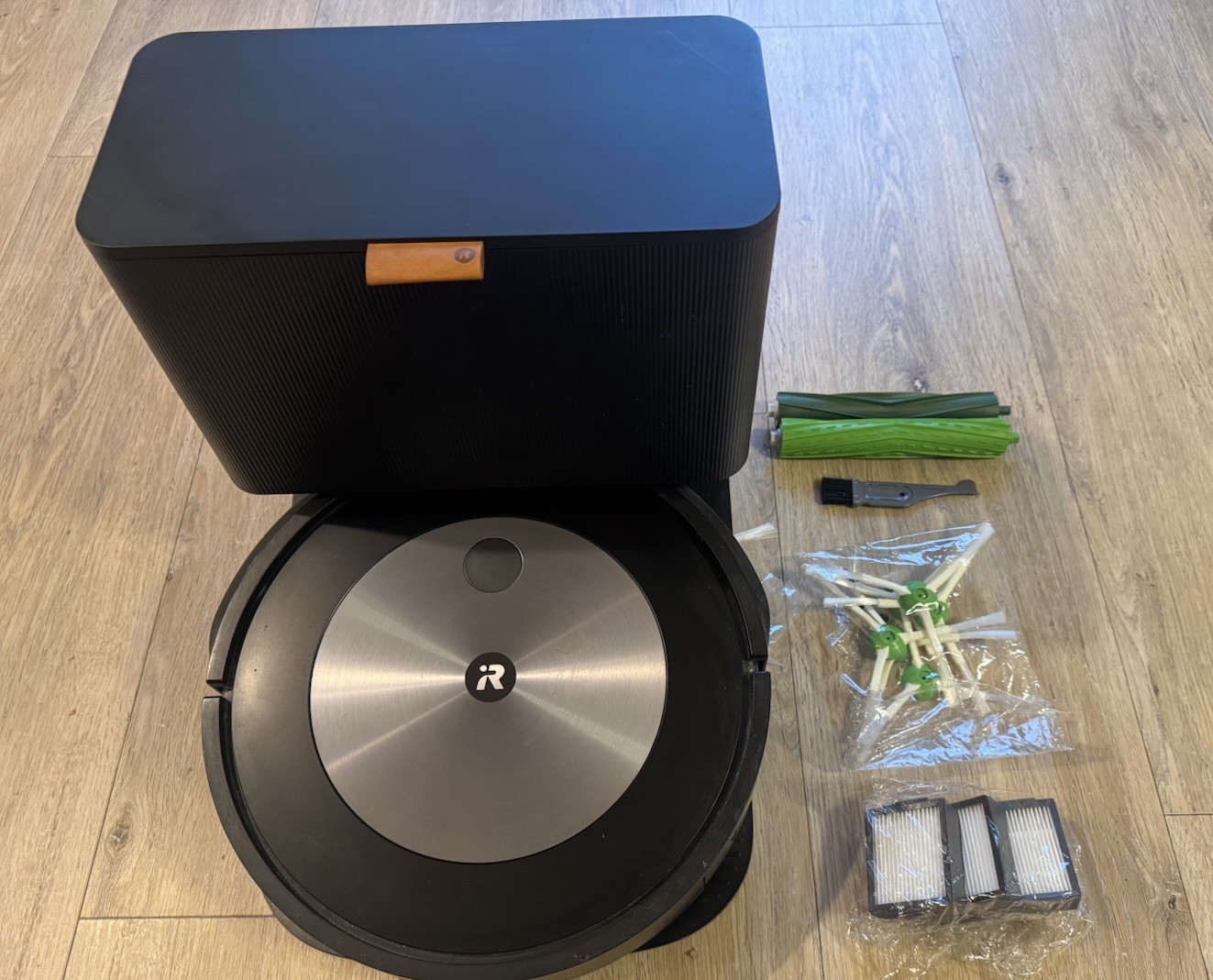 iRobot Roomba j7 Robot Vacuum w/ Clean Base Self-Emptying – Used Good