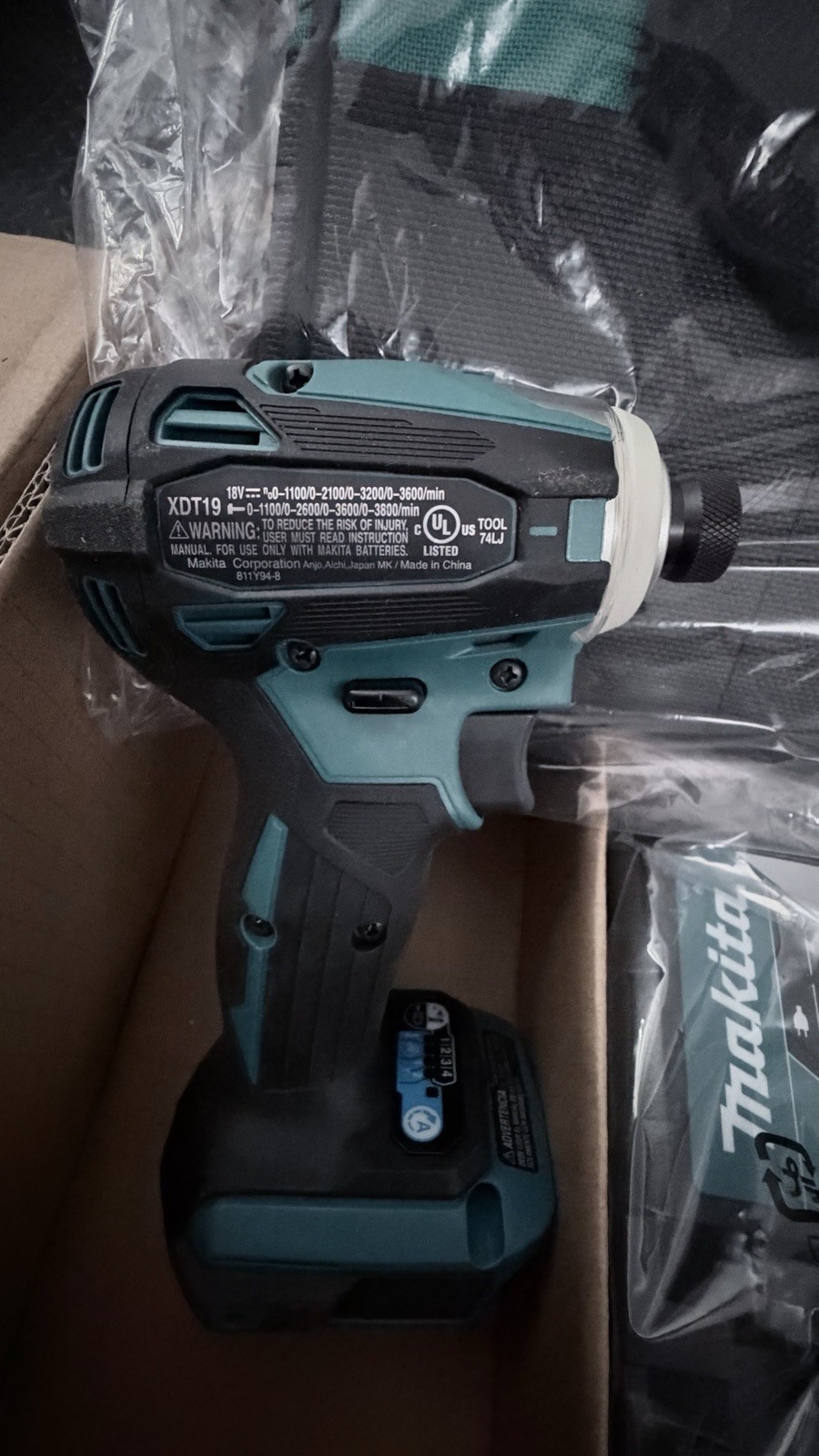 Brand new genuine Makita XDT19 18V Brushless Impact Driver /Charger/ Bag Manual