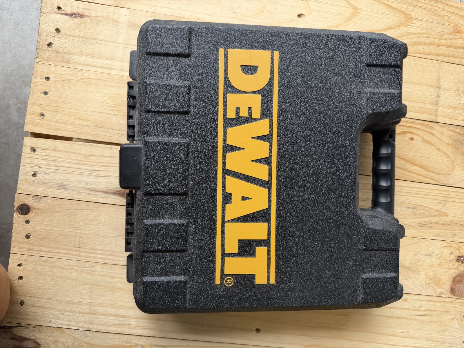 DEWALT DWFP12233R Precision Point 18-Gauge 2-1/8 in. Brad Nailer