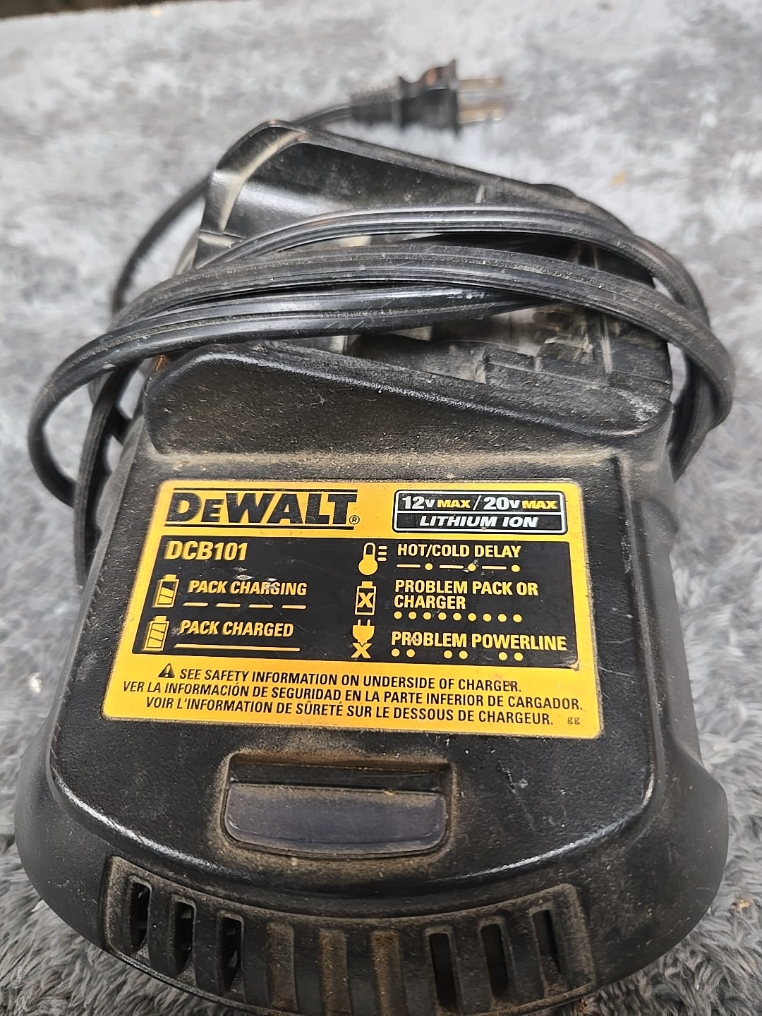 DEWALT DCB101 12V – 20V MAX Lithium ion 20v Max Battery charger Tested ✅