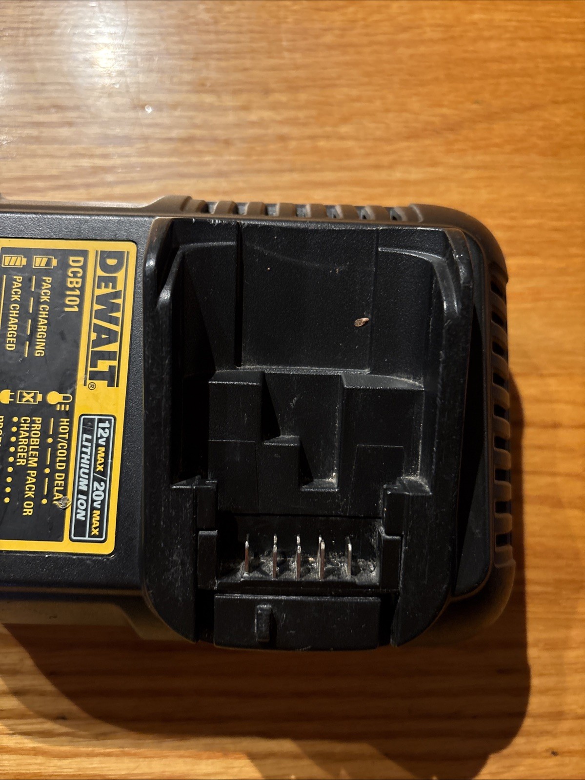 DEWALT DCB101 12V – 20V MAX Lithium ion Battery / Charger