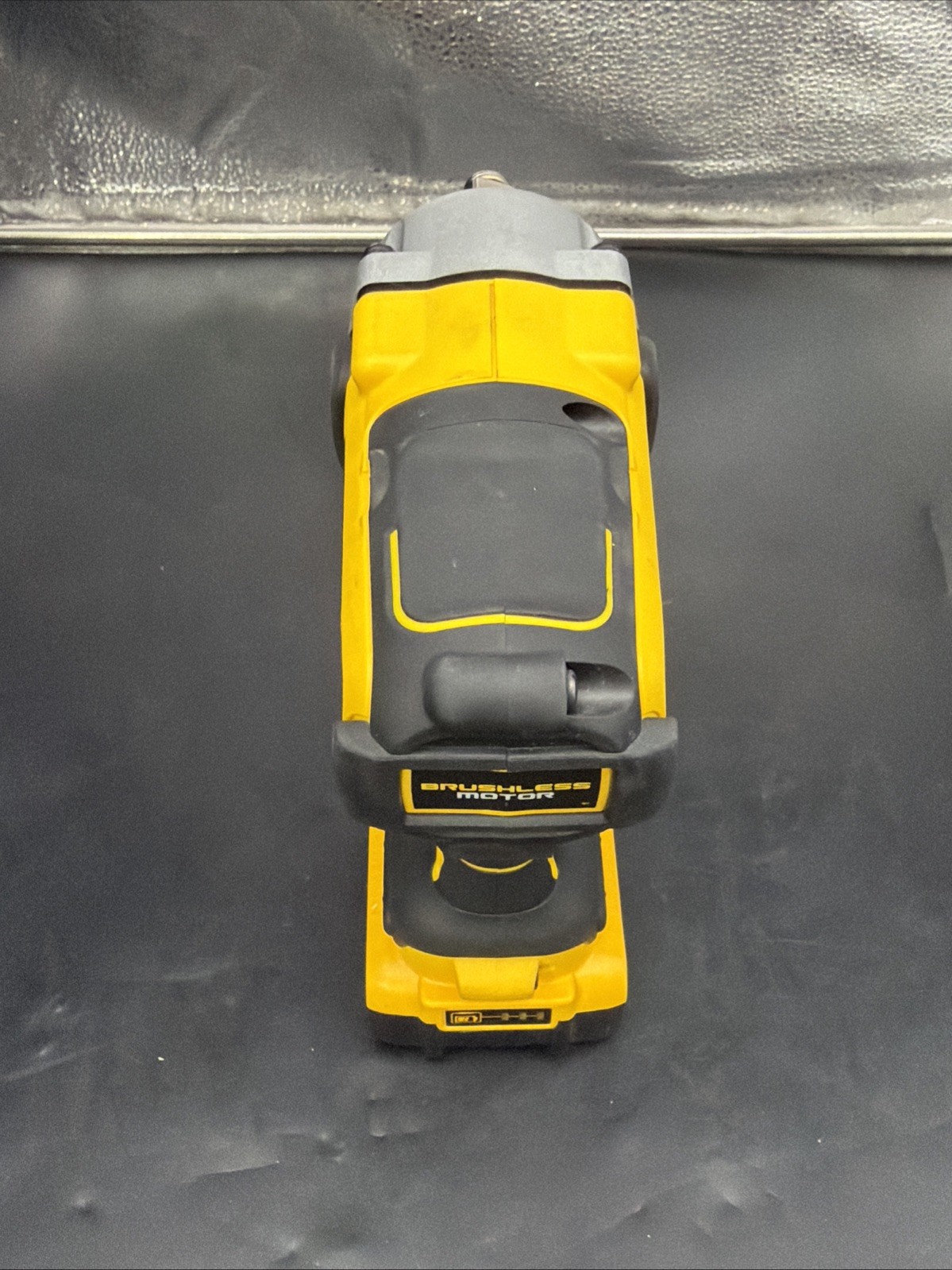 DEWALT DCF891 20V MAX XR 1/2″ Mid-Range Impact Wrench -Hog Ring with 5Ah Battery