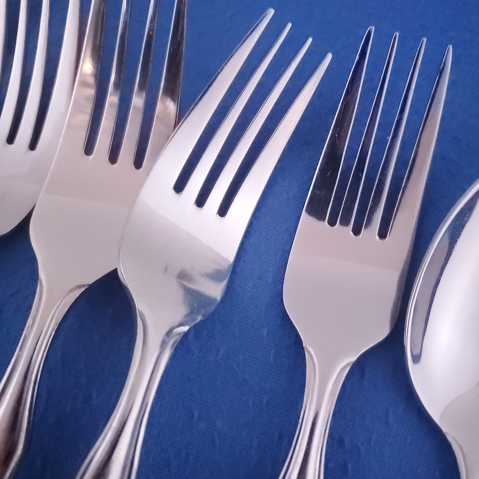 Hampton Unknown Pattern (4) Dinner Forks, (4) Salad Forks & (3) Soup Spoons