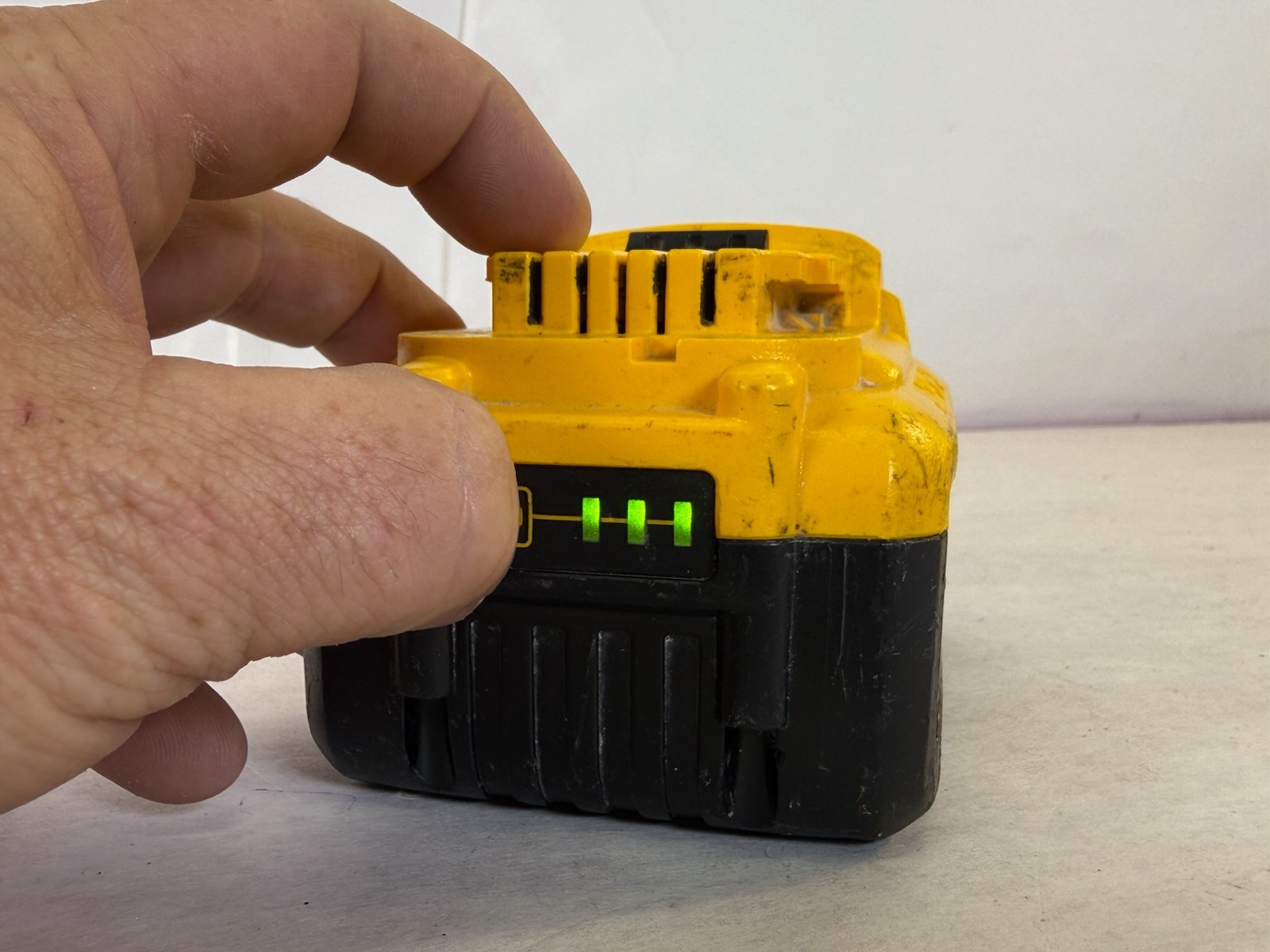 DEWALT DCB206 20V MAX XR 6Ah Lithium Ion Battery Type 2 Tested Working