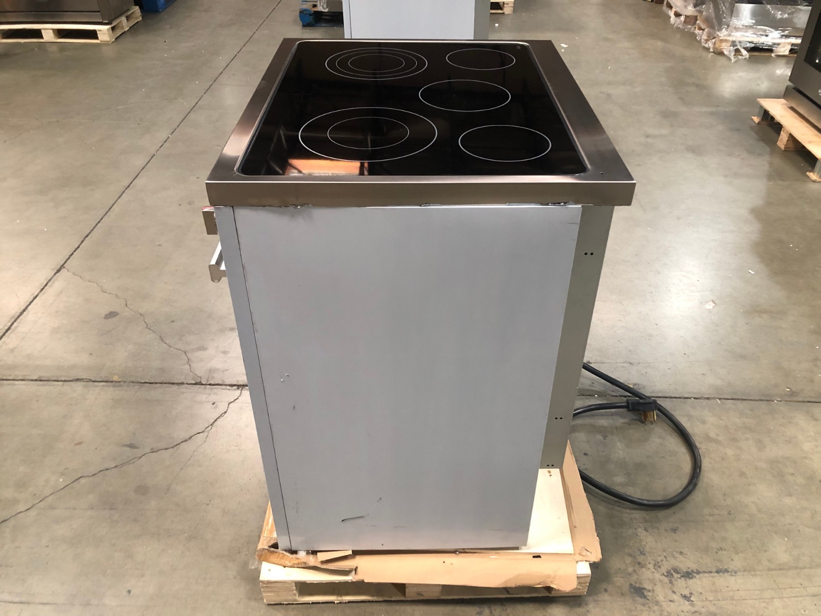30 in. Electric Range, 5 Surface Burners (OPEN BOX, COSMETIC IMPERFECTIONS)