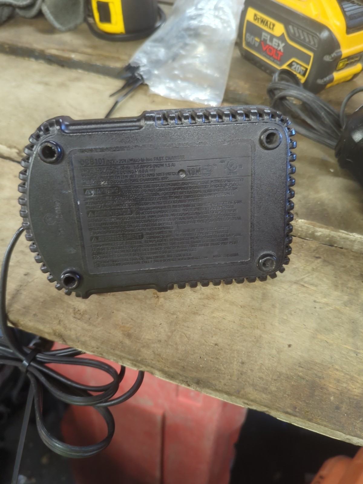 DEWALT DCB101 12V Max – 20V MAX Lithium Ion Battery Charger Black – TESTED
