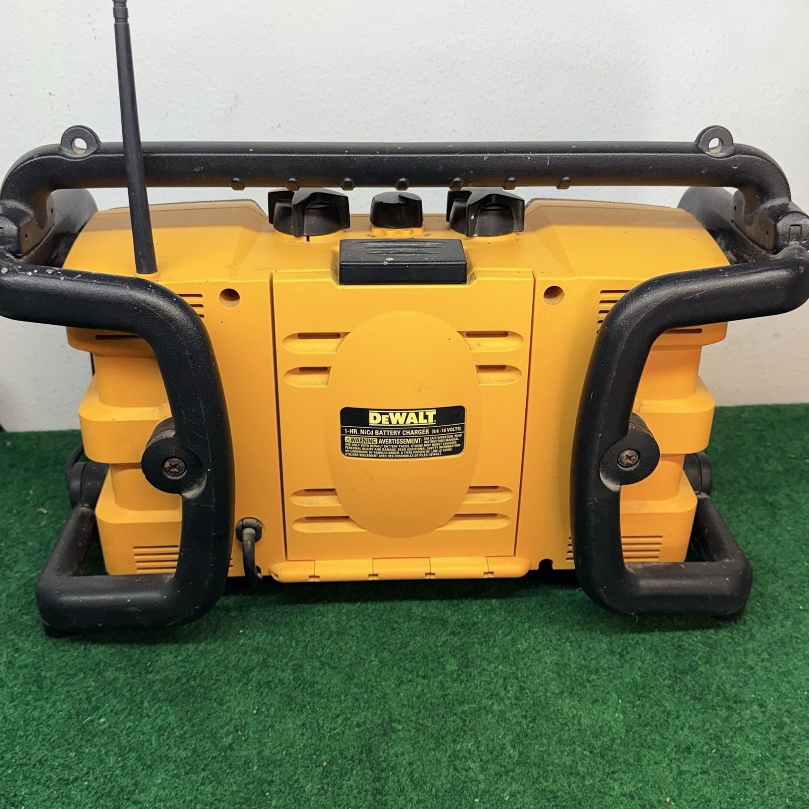 DEWALT Cordless JOBSITE Radio Charger AM/FM 1-HR NiCd Battery Charger 18v Tested