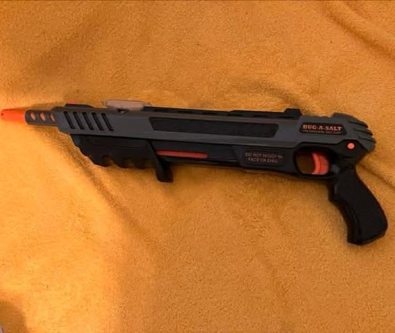 BUG-A-SALT 3.0 Black Fly Edition Original Salt Gun DO NOT SHOOT IN FACE OR EYES!