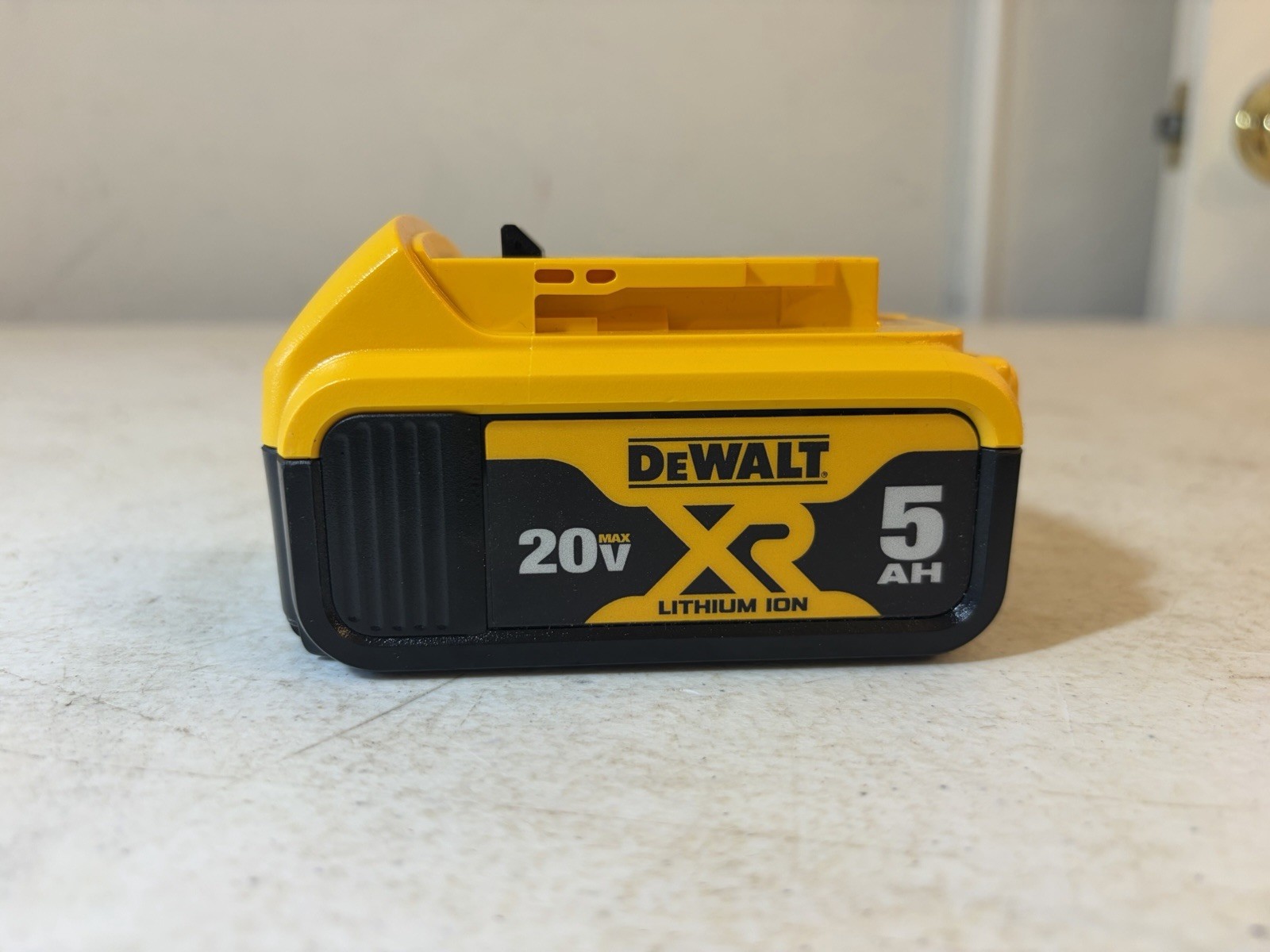 DEWALT 20V MAX XR 5 Ah Lithium Ion Battery Premium High Capacity (DCB205)